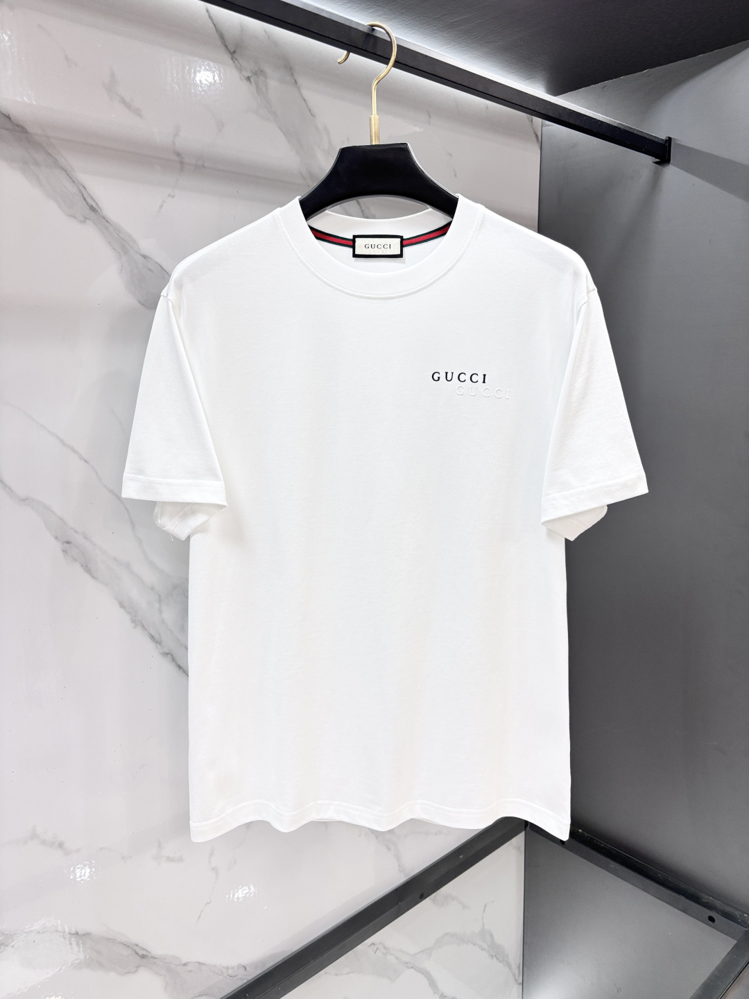 NO:846897,Gucci 2026 spring and summer new original men's round neck short-sleeved T-shirts are on sale at the same time. Popular style. Simple, fashionable and versatile. High-end quality. Embroidered logo pattern design on the chest. Customized high-quality long-staple cotton fabric. Comfortable to wear. Breathable. High-grade and textured. Simple and decent. Fashionable without losing personality. The upper body is casual and casual. Handsome and stylish. Shows the temperament of a big brand.…………………………………………………… SizeM-XXXL,,gucci,T-shirt,tees,t-shirt,19860909Gucci 2026春夏新款原单男士圆领短袖T恤 柜台同步发售 爆款 简洁时尚百搭 高端品质 胸前刺绣logo图案设计 定制优质长绒棉面料 穿着舒适 透气 档次高很有质感 简单大方得体 时尚不失个性 上身休闲随性 帅气有型 彰显大牌气质.………………………………………………… SizeM-XXXL,,gucci,T-shirt,tees，t-shirt,,Men's clothing