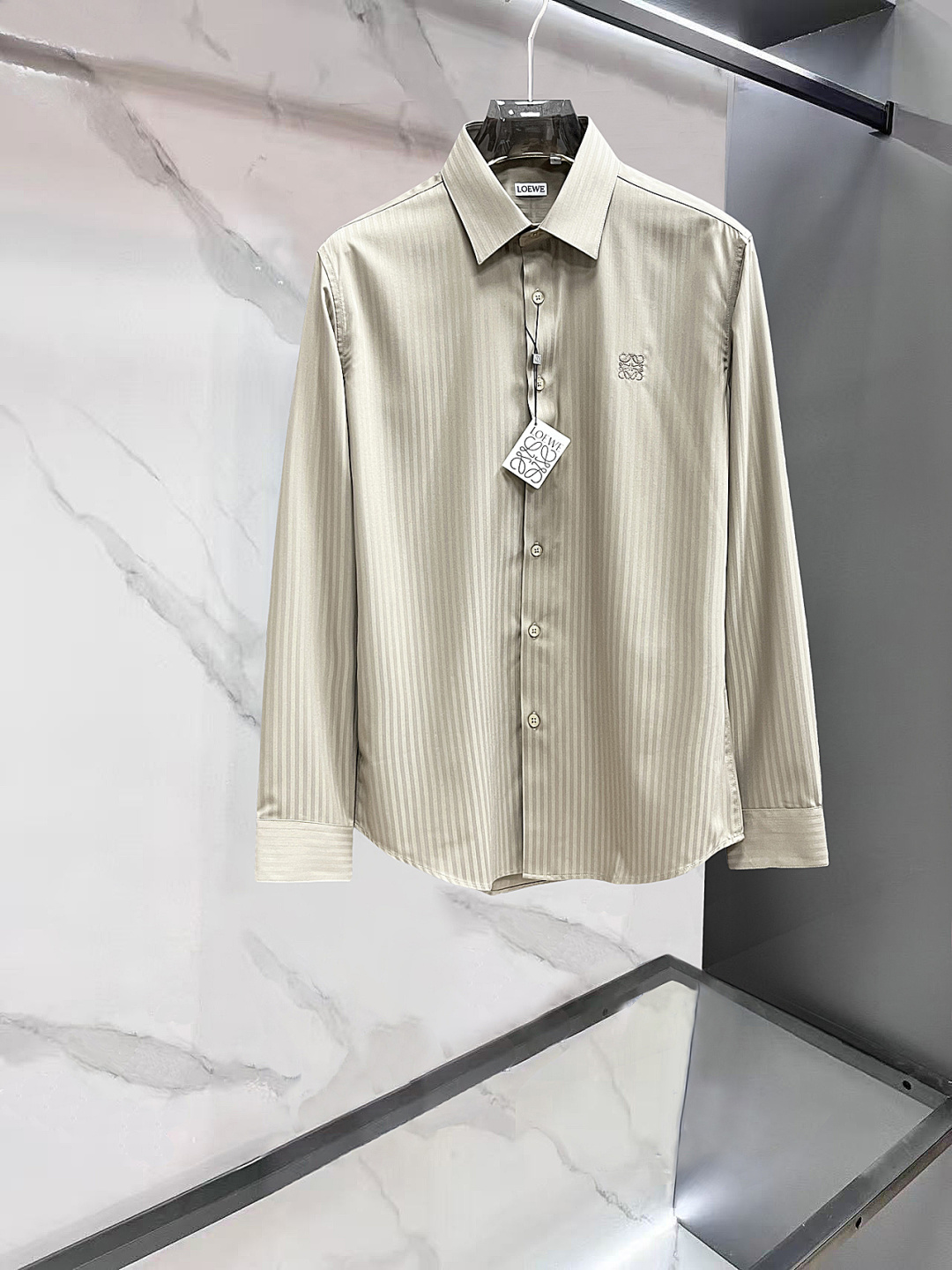 NO:846936,Loewe 2025ss new men's long-sleeved shirt, high-end version!  Customized fabric with high breathability and comfort, impeccable details, brand element design concept, reflecting high quality. It feels delicate and soft!  It presents a casual cut and the upper body shape is awesome!  …………………………………………………… SizeM-XXXl,,loewe,shirts,19860909罗意威 2025ss新款男士长袖 衬衫 衬衣,高端版本！定制面料 透气舒适度高,细节无可挑剔,品牌元素设计理念,体现高品质.手感细腻柔软！呈现休闲裁剪,上身版型超赞！…………………………………………………… SizeM-XXXl,,loewe,shirts,,Men's clothing