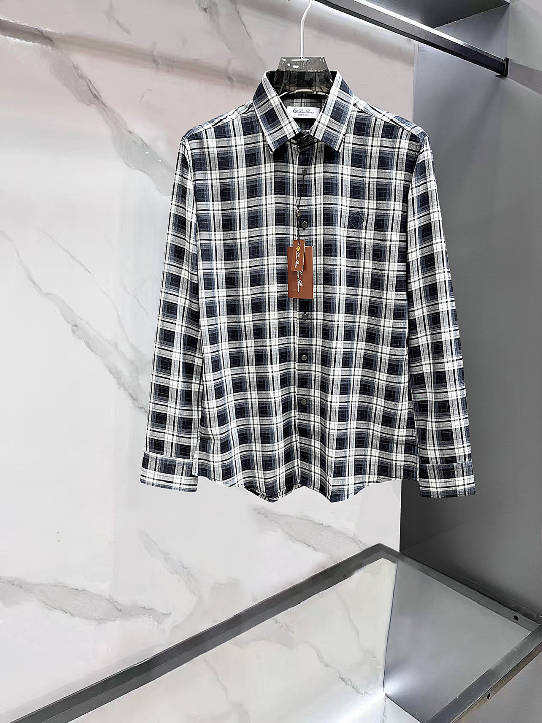 NO:846940,Lp 1955ss new men's long-sleeved shirt, high-end version!  Customized fabric with high breathability and comfort, impeccable details, brand element design concept, reflecting high quality. It feels delicate and soft!  It presents a casual cut and the upper body shape is awesome!  ……………………………………………………………… SizeM-XXXl,,loro piana,shirts,19860909Lp 1955ss新款男士长袖 衬衫 衬衣,高端版本！定制面料 透气舒适度高,细节无可挑剔,品牌元素设计理念,体现高品质.手感细腻柔软！呈现休闲裁剪,上身版型超赞！…………………………………………………… SizeM-XXXl,,loro piana,shirts,,Men's clothing