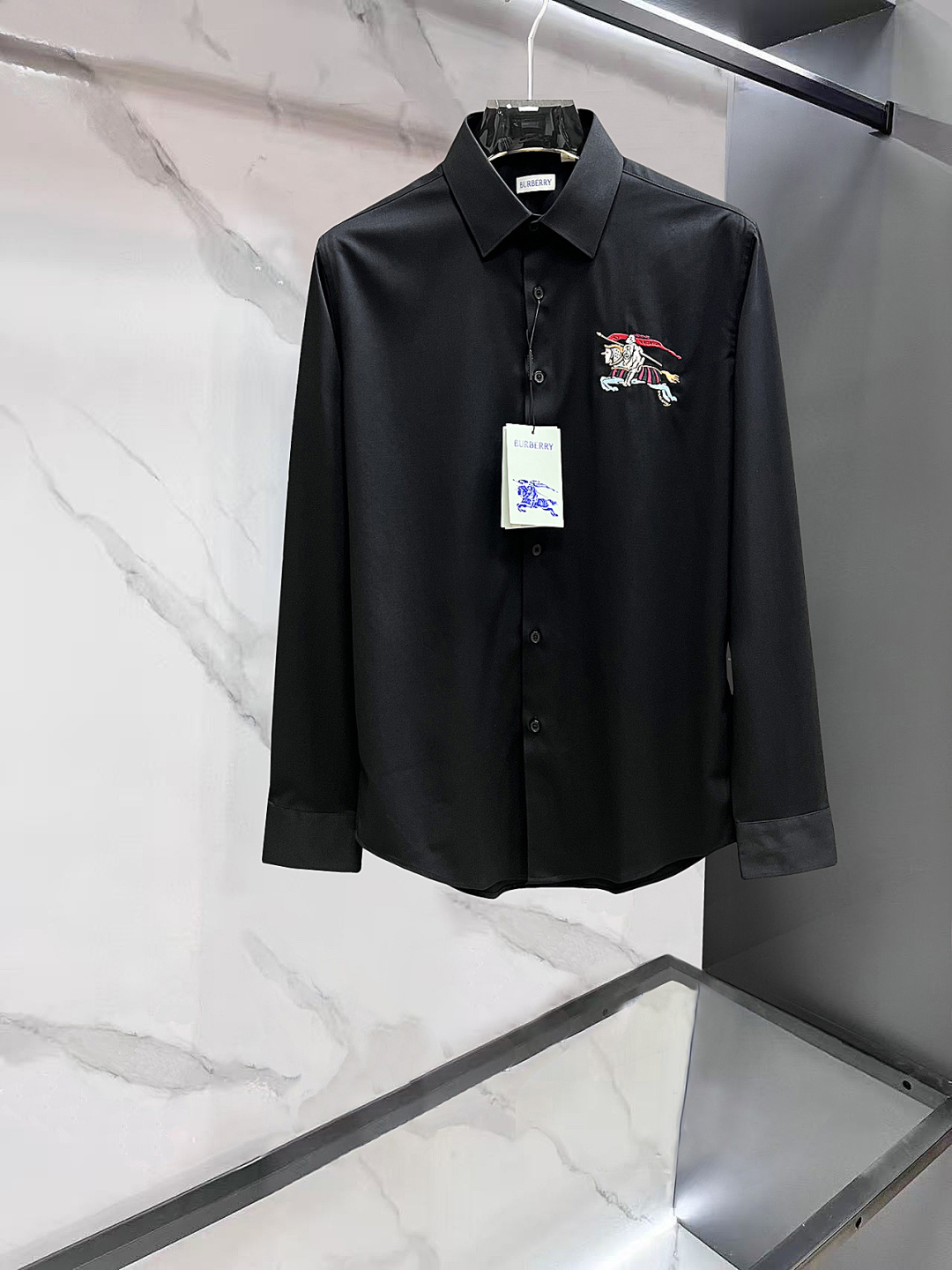 NO:846944,Burberry 2025ss new men's long-sleeved shirt, high-end version!  Customized fabric with high breathability and comfort, impeccable details, brand element design concept, reflecting high quality. It feels delicate and soft!  It presents a casual cut and the upper body shape is awesome!  ……………………………………………………………… SizeM-XXXl,,burberry,shirts,19860909巴宝莉 2025ss新款男士长袖 衬衫 衬衣,高端版本！定制面料 透气舒适度高,细节无可挑剔,品牌元素设计理念,体现高品质.手感细腻柔软！呈现休闲裁剪,上身版型超赞！…………………………………………………… SizeM-XXXl,,burberry,shirts,,Men's clothing