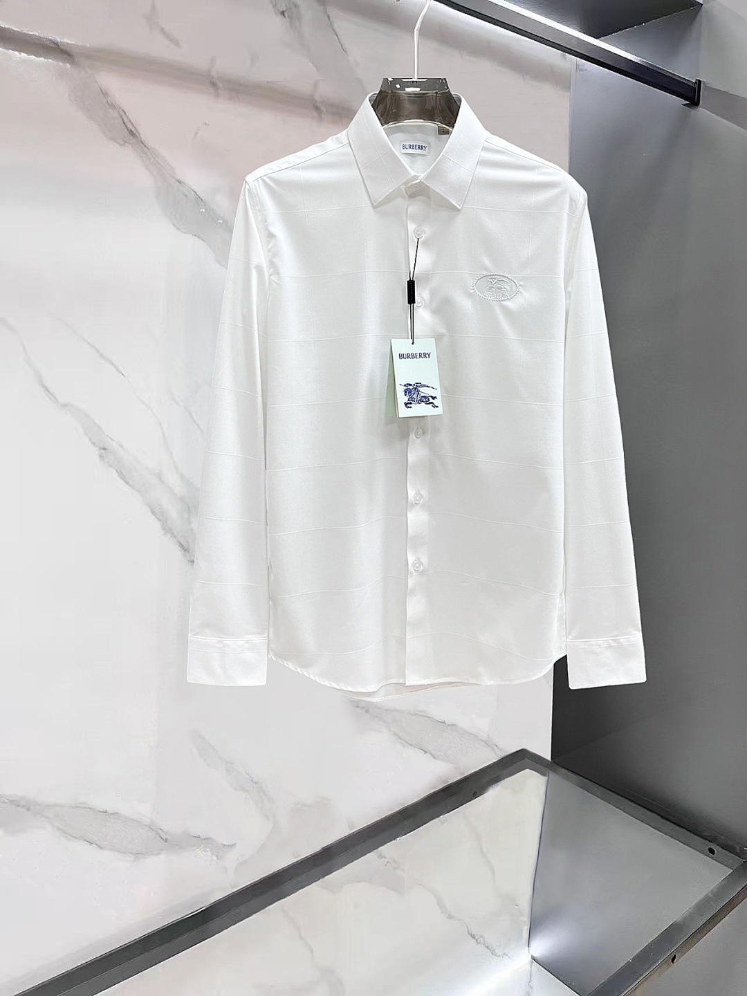 NO:846950,Burberry 2025ss new men's long-sleeved shirt, high-end version!  Customized fabric with high breathability and comfort, impeccable details, brand element design concept, reflecting high quality. It feels delicate and soft!  It presents a casual cut and the upper body shape is awesome!  ……………………………………………………………… SizeM-XXXl,,burberry,shirts,19860909巴宝莉 2025ss新款男士长袖 衬衫 衬衣,高端版本！定制面料 透气舒适度高,细节无可挑剔,品牌元素设计理念,体现高品质.手感细腻柔软！呈现休闲裁剪,上身版型超赞！…………………………………………………… SizeM-XXXl,,burberry,shirts,,Men's clothing