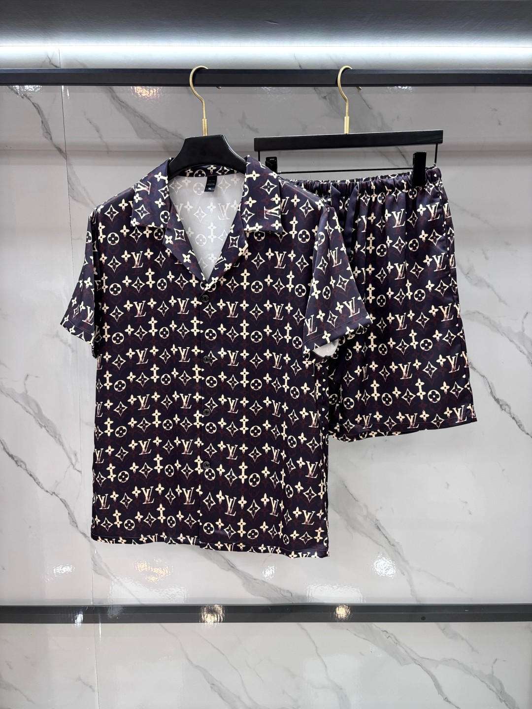NO:846934,LV high-end new couple home wear, pajamas and casual suits. Imported silk satin fabric. Hemming on the inside. Soft, cool, beautiful and comfortable. Elegant and gorgeous. It can also be used as a fashionable casual suit. It is extremely fashionable to run in the morning. It combines the sophistication of fashion. …………………………………………………… SizeM-XXXL,, louis vuitton,19860909LV 高端新品情侣款家居服,睡衣休闲套装 进口丝缎面料 内里包边 手感柔软超爽超靓超舒服 高雅华丽 有腔调 也可做时尚休闲套装 早上跑步极其时尚 融合了时尚属于风的精致 …………………………………………………… SizeM-XXXL,,louis vuitton,,Men's clothing