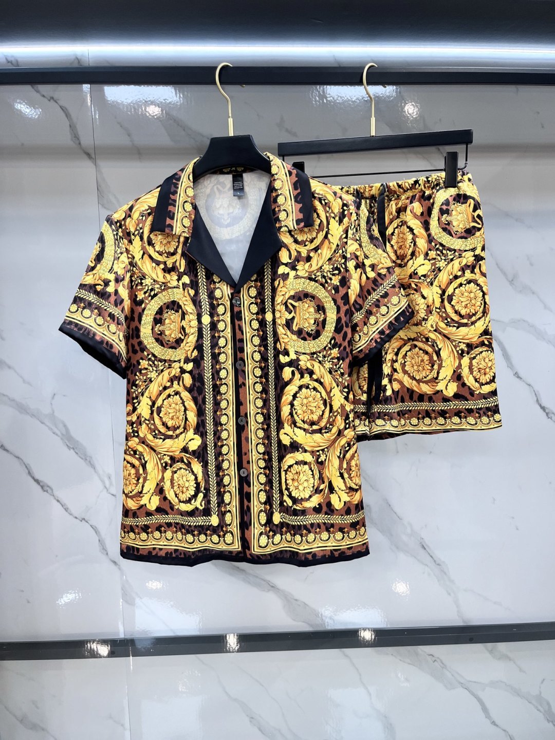 NO:846931,Versace's new high-end couple's home clothes, pajamas and casual suits. Imported silk satin fabric. Hemming on the inside. Soft, cool, beautiful and comfortable. Elegant and gorgeous. It can also be used as a fashionable casual suit. Extremely fashionable for morning jogging. It combines the sophistication of fashion and style. …………………………………………………… SizeM-XXXL,,versace,19860909范思哲 高端新品情侣款家居服,睡衣休闲套装 进口丝缎面料 内里包边 手感柔软超爽超靓超舒服 高雅华丽 有腔调 也可做时尚休闲套装 早上跑步极其时尚 融合了时尚属于风的精致 …………………………………………………… SizeM-XXXL,,versace,,Men's clothing