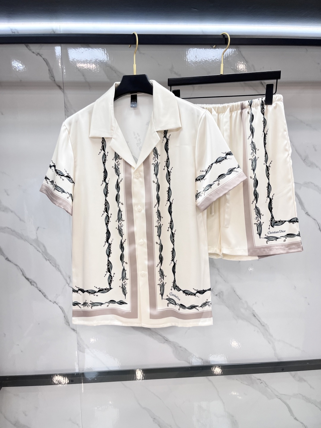 NO:931268,Dior's new high-end couple's home clothes, pajamas and casual suits. Imported silk satin fabric. Hemming on the inside. Soft, cool, beautiful and comfortable. Elegant and gorgeous. It can also be used as a fashionable casual suit. Extremely fashionable for morning jogging. It combines the sophistication of fashion. …………………………………………………… SizeM-XXXL,, dior,19860909迪奥 高端新品情侣款家居服,睡衣休闲套装 进口丝缎面料 内里包边 手感柔软超爽超靓超舒服 高雅华丽 有腔调 也可做时尚休闲套装 早上跑步极其时尚 融合了时尚属于风的精致 …………………………………………………… SizeM-XXXL,,dior,,Men's clothing