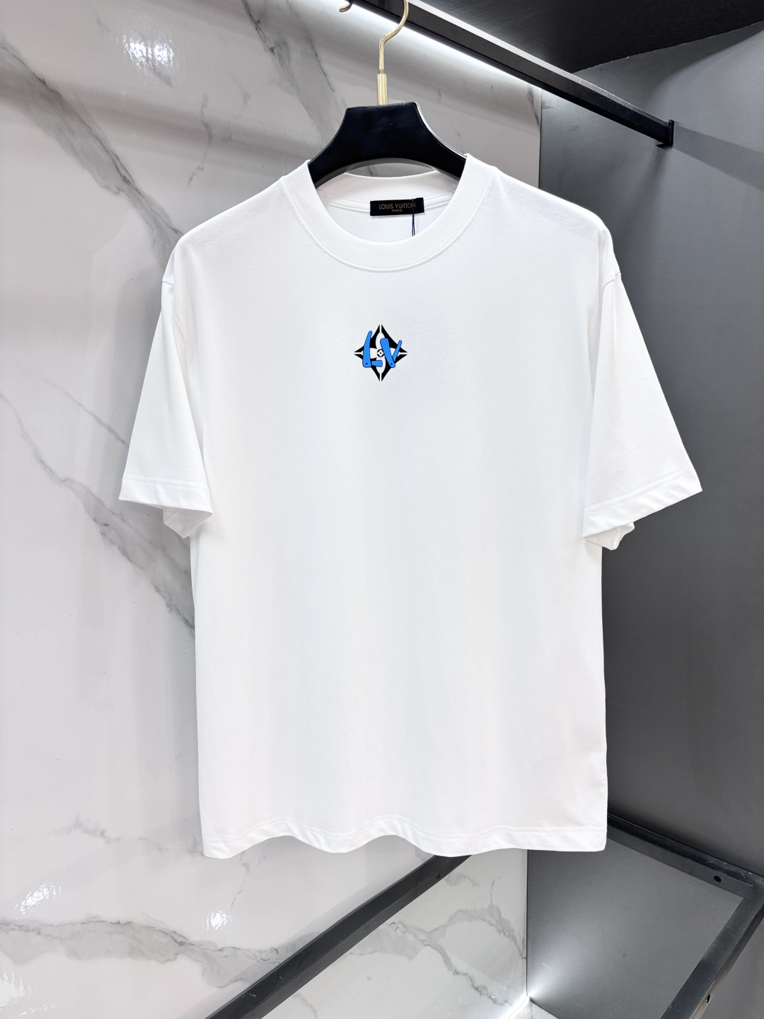 NO:846932,Lv 2026 summer new and latest short-sleeved T-shirt, available at the same time, original order, fashionable imported original technical fabric, comfortable and breathable upper body, original customized hardware accessories, handsome and stylish upper body, complete three standards, recommended style, extremely high grade…………………………………………………… SizeS-XXL,, louis vuitton, T-shirt, tees, t-shirt,19860909Lv 2026夏季新款最新品短袖T恤,同步有售,原单狠货,时尚进口原版科技面料,上身舒适透气,原版定制五金辅料,上身帅气有型,三标齐全,推荐款,档次极高…………………………………………………… SizeS-XXL,,louis vuitton,T-shirt,tees，t-shirt,,Men's clothing