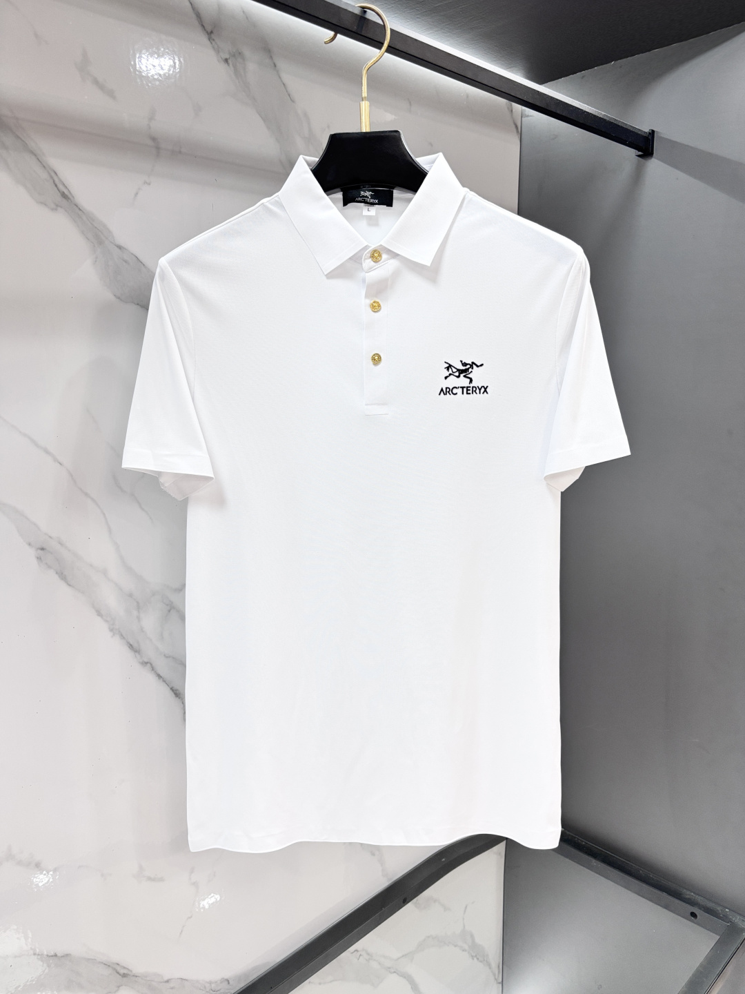 NO:846955,Arc'teryx 2026ss new summer product, men's no-iron anti-quick-drying business short-sleeved POLO shirt, rarely available through trading company channels, ahead of GW sales!  Summer show item, unique texture!  The fabric is silky and shiny, no-iron, anti-wrinkle and full of drape. No matter how you ravage it, it will remain as smooth as ever!  The fabric is made from custom-made imported polyester fiber fabrics. The fabric is wrinkle-resistant, lightweight and easy to care for. It feels light, silky and delicate. It has excellent breathability, moisture absorption and quick-drying properties. The upper body has a cooling effect. It is definitely the best choice for your summer wardrobe. If you get the actual product, you will definitely have an endless desire to repurchase!  The exquisite and smooth hemming and routing technology can withstand the harsh scrutiny and severe test of the masses. The first-class tailoring with basic fit makes the upper body three-dimensional and tall, handsome and charming!  …………………………………………………… SizeM-XXXXl,arc'teryx,T-shirt,19860909始祖鸟 2026ss夏季新品,男士免烫抗速干商务短袖POLO衫,贸易公司渠道稀出,领先GW发售！夏季秀款单品,独特纹理！面料丝滑冰感有光泽,免烫抗皱垂感十足,不论你如何蹂躏都会顺滑如初！ 面料精选客供定制进口聚酯纤维面料制成,面料抗皱轻盈好打理,手感轻薄丝滑细腻,拥有着极佳的透气吸湿速干性能,上身自带降温功效,绝对是夏日衣橱中不二之选,实物到手绝对会让你有无限回购的渴望！精湛平顺的包边走线工艺,经得起群众苛刻的目光审视及严峻考验,基础合体的一流版型裁剪,上身立体挺拔,帅气迷人！…………………………………………………… SizeM-XXXXl,arc'teryx,T-shirt,,Men's clothing