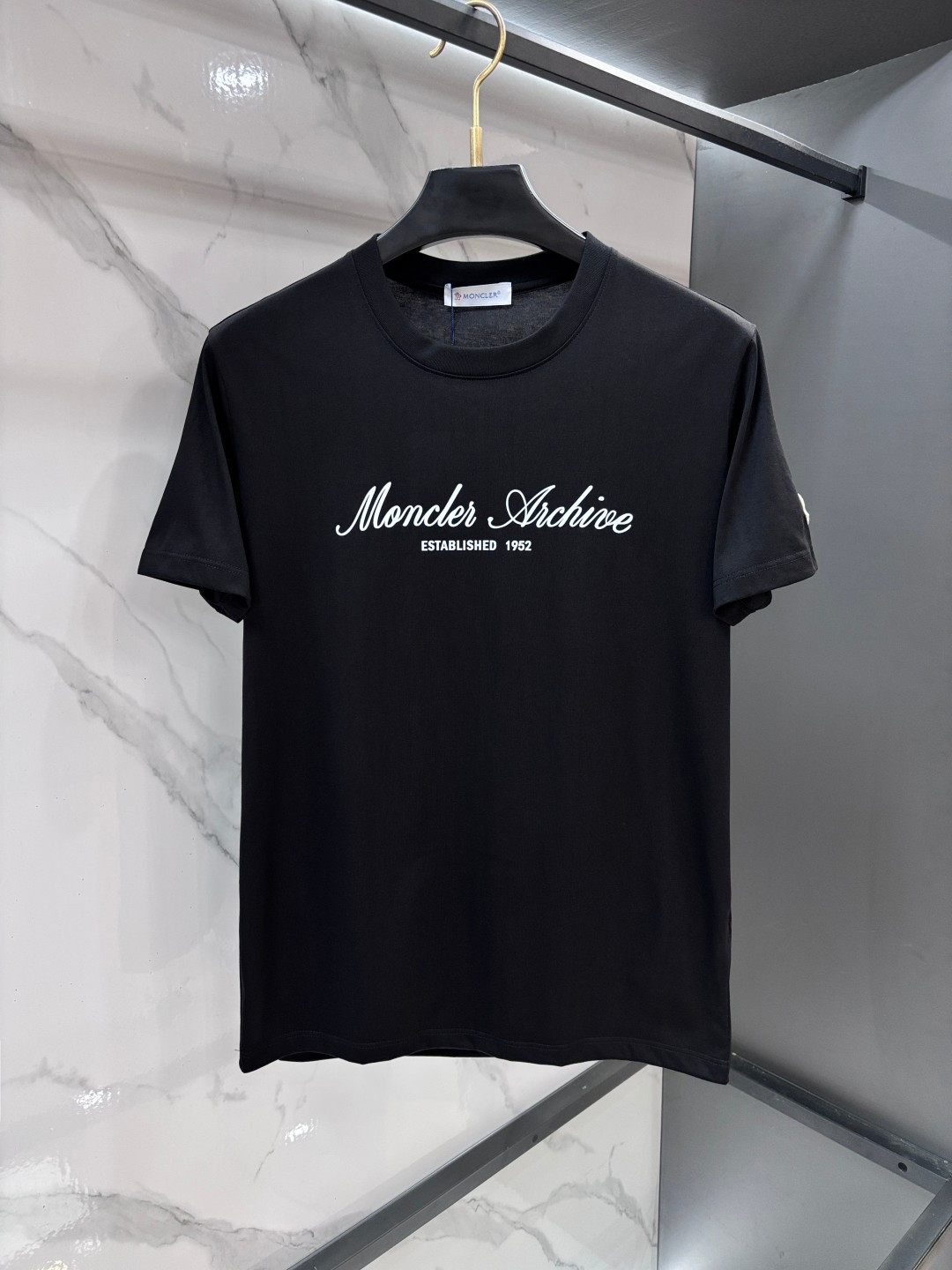 NO:846935,Mengkou 2026 counter's latest hot-selling model, high-end customization, avant-garde and fashionable design!  The brand logo emphasizes craftsmanship design. High-end customized double-sided mercerized cotton fabric, soft to the touch. Comfortable to wear. Exquisite counter-level stitching. Fine workmanship. Will not change shape after long-term wear. Does not fade. The upper body effect is incomparably handsome!  Pair it with linen and cotton shorts, a must-have item for stylish men!  ……………………………………………………………… SizeM-XXXXL,,Moncler,shorts,19860909蒙口 2026专柜最新热销款,高端订制 设计前卫时尚！品牌logo重工艺设计 高端定制双面丝光棉面料,手感柔软.穿着舒适.专柜级别精致车线.做工精细.久穿不变型 不退色 上身效果无敌帅气！搭配麻棉面料短裤 型男必备单品！…………………………………………………… SizeM-XXXXL,,Moncler,shorts,,Men's clothing