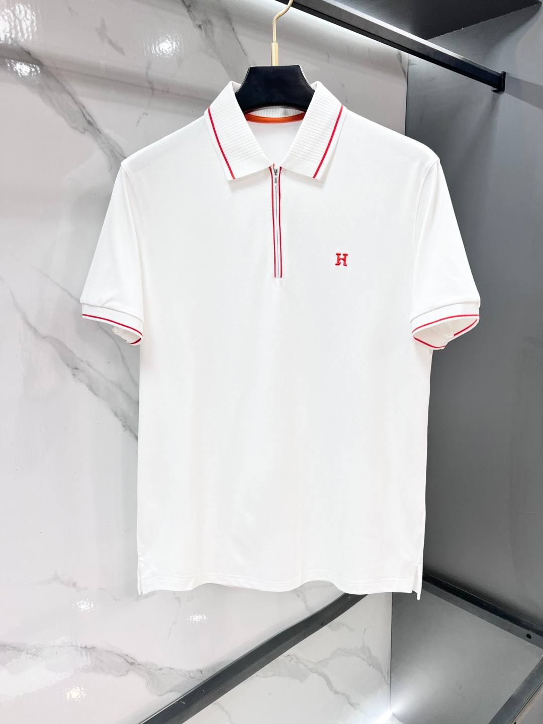 NO:846946,Hermès 2026ss summer counter new men’s lapel polo shirt!  The ceiling-level business men's style of high-end men's clothing!  Simple and fashionable yet elegant, it looks great when worn alone, and quality control/details control can be taken away with your eyes closed. It is low-key, luxurious and connotative!  The custom-woven mesh pique cotton fabric supplied by the customer is carefully made. The mesh texture is evenly arranged on the surface of the fabric. It has excellent breathability and heat dissipation and perspiration. The upper body comfort is completely better than ordinary single-sided jersey tissue!  The classic brand LOGO on the chest is made with top-notch craftsmanship. The LOGO is three-dimensional, clear and full, and has extraordinary texture. Whether it is worn as an inner layer or worn alone, it is a classic product!  The exquisite tailoring process, every detail is handled very standard and delicately, which cannot be compared with other low-end products on the market. It is a must-have basic and versatile Polo shirt for men!  ……………………………………………………………… SizeM-XXXL,,hermes,19860909爱马仕 2026ss夏季专柜新款男士翻领Polo衫！高端男装的天花板级别的商务男款！简约时尚大气不失优雅,单穿内搭体面过人,品质控/细节控的闭眼带走,低调又奢华有内涵！客供定织网眼珠地棉布精心制成,面料表面排列均匀整齐的网眼纹理,透气性和散热排汗性极佳,上身舒适程度完全优于普通单面汗布组织！胸前经典的品牌LOGO标识,采用顶级工艺打造,LOGO立体清晰饱满,质感非凡的特质,无论是内搭还是单穿都是一款经典领域的产品！精妙绝伦的裁剪工艺,每一个细节处理的非常标准细腻,非市面一般LOW货可以媲美的,男士必入基础百搭款Polo衫推荐！…………………………………………………… SizeM-XXXL,,hermes,,Men's clothing