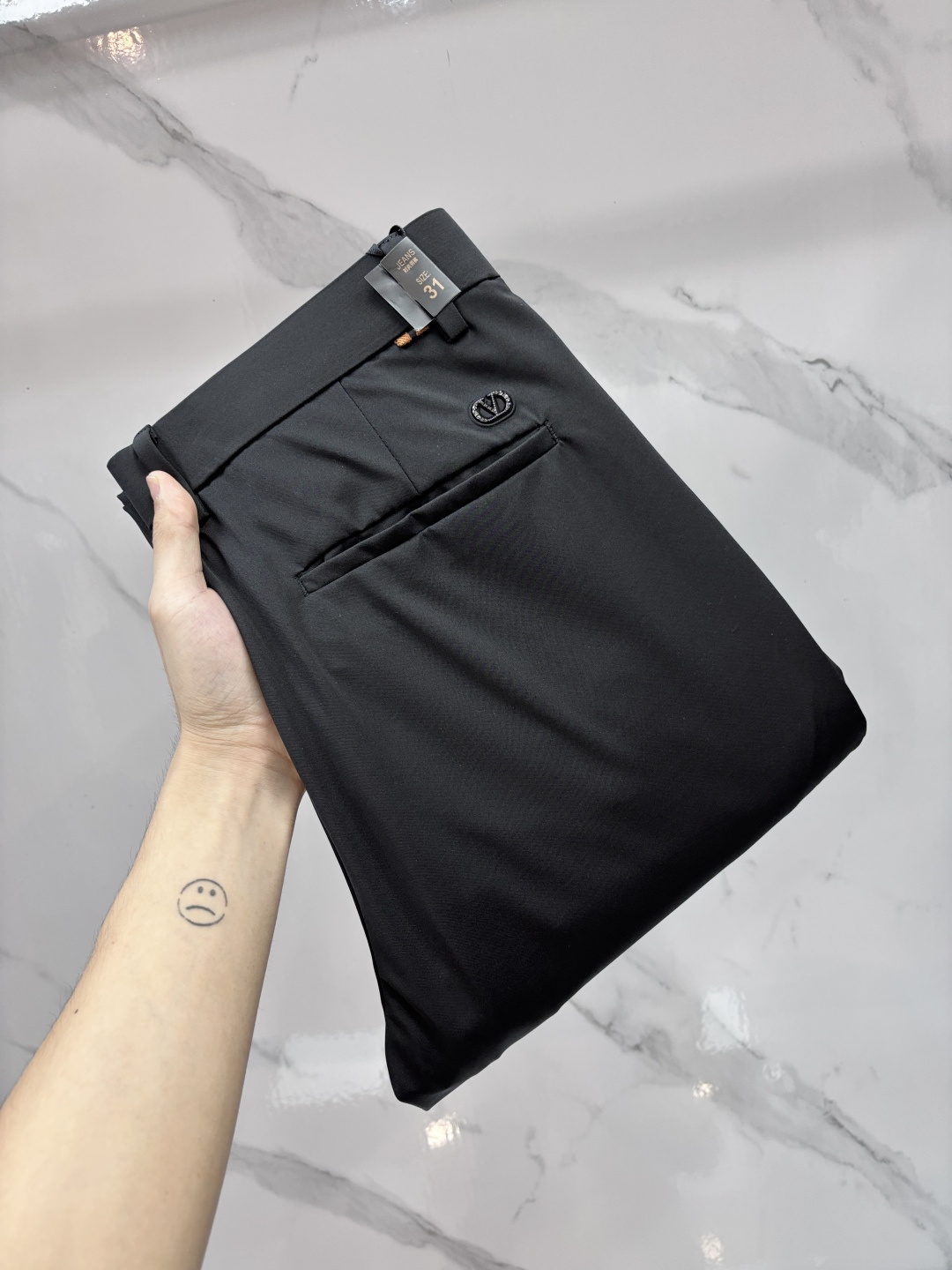 NO:855341,Valentino's best-selling new casual trousers at the counter, top-end high-end shipments, truly top-notch OEM factories with strict processes, suitable for various high-end gathering places, and can also be worn with casual jackets, professional development and research for 3 months, perfect fit!  Super comfortable, business fashion style!  ……………………………………………………………… Size29-38,,valentino,jackets & coats,19860909华伦天奴 专柜热销新款休闲西裤,顶级高端出货,真正顶级代加工厂严格工序,适合出示各种聚会高级场所,亦可休闲外套搭穿,专业开发研究3个月调制,版型上身绝对！舒适度超高 商务时尚款 ！…………………………………………………… Size29-38,,valentino,jackets & coats,,Men's clothing