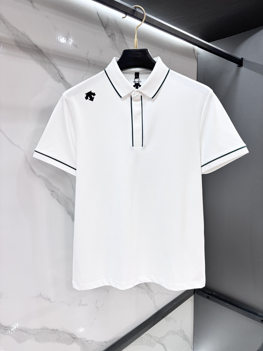NO:860188,Descente 2026 new high-end business polo white-collar workers must buy this item!  Casual business lapel short sleeves, technical fabrics, great body feel, smooth feel and great texture!  It has good elasticity and no sense of restraint. The fabric has breathable mesh, moisture-wicking, quick-drying and keeps you dry. The small lapel placket design shows a tall and straight posture without being too soft. The simple style can be used for both business and leisure. Highly recommended!  Simple, elegant and clean, elegant and gentlemanly. High-end materials, the focus is on the fabrics, quality control is a must, the feel is extremely delicate and smooth, the fabric has a good luster and the upper body frame feels good, this is a mature quality men's clothing!  Sweat-free in summer, a new experience for business, commuting and leisure ……………………………………………………………… SizeM-XXXXL,,T-shirt,19860909迪桑特 2026新款高端商务polo 白领 单位人士必入单品！ 休闲商务翻领短袖,科技面料,体感非常棒,手感顺滑质感很棒！弹性好,无任何束缚感,面料自带透气网孔,吸湿排汗,速干保持干爽,小翻领门襟排扣设计,展露挺拔姿态,不软踏,简约款式,商务休闲都可驾驭,强烈推荐！简单大方干净利落,儒雅绅士风度.高级材质,重点就是面料上,品控的必上,手感极其细腻光滑,面料光泽感和上身骨架感好,打招成熟品质男装！夏天出汗秒干,全新体验 商务通勤休闲 …………………………………………………… SizeM-XXXXL,,T-shirt,,Men's clothing
