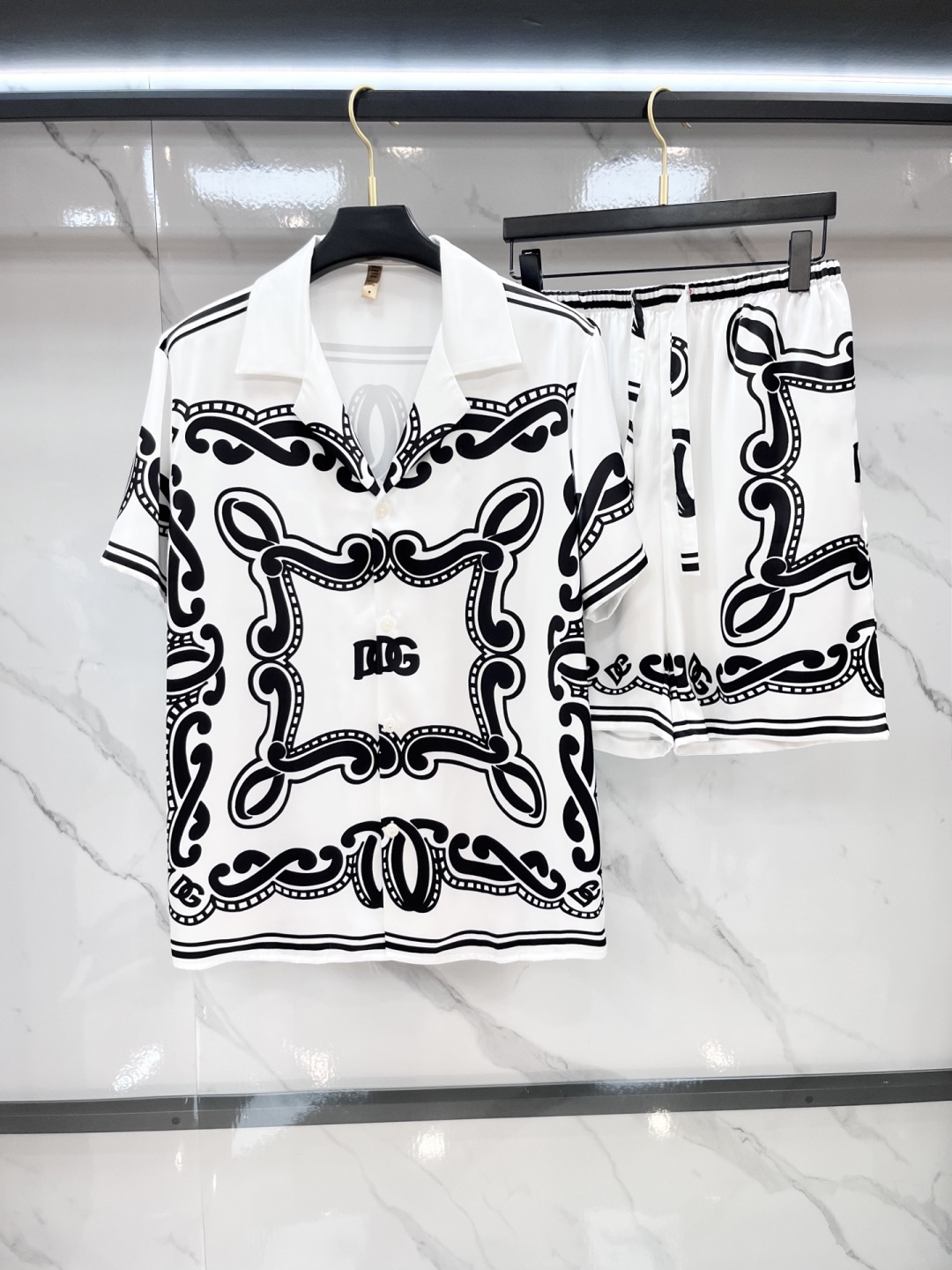 NO:931279,DG high-end new couple home wear, pajamas and casual suits. Imported silk satin fabric. Hemming on the inside. Soft, cool, beautiful and comfortable. Elegant and gorgeous. It can also be used as a fashionable casual suit. Extremely fashionable for morning jogging. It combines the sophistication of fashion. …………………………………………………… SizeM-XXXL,,19860909DG 高端新品情侣款家居服,睡衣休闲套装 进口丝缎面料 内里包边 手感柔软超爽超靓超舒服 高雅华丽 有腔调 也可做时尚休闲套装 早上跑步极其时尚 融合了时尚属于风的精致 …………………………………………………… SizeM-XXXL,,,Men's clothing