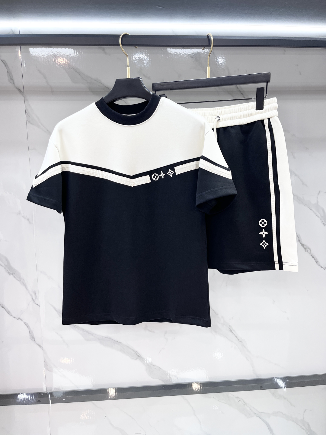 NO:855342,Lv 2026 spring and summer latest style, same style for men and women, classic design short-sleeved T-shirt shorts suit, slightly expanded version, customized air layer fabric, soft to the touch, comfortable to wear, fine workmanship. The upper body effect is invincible and handsome.……………………………………………………………… SizeM-XXXL,, louis vuitton, shorts, T-shirt, tees, t-shirt,19860909Lv 2026春夏最新款,男女同款,经典设计短袖T恤短裤套装,微扩版型,定制空气层面料,手感柔软,穿着舒适,做工精细.上身效果无敌帅气.………………………………………………… SizeM-XXXL,,louis vuitton,shorts,T-shirt,tees，t-shirt,,Men's clothing