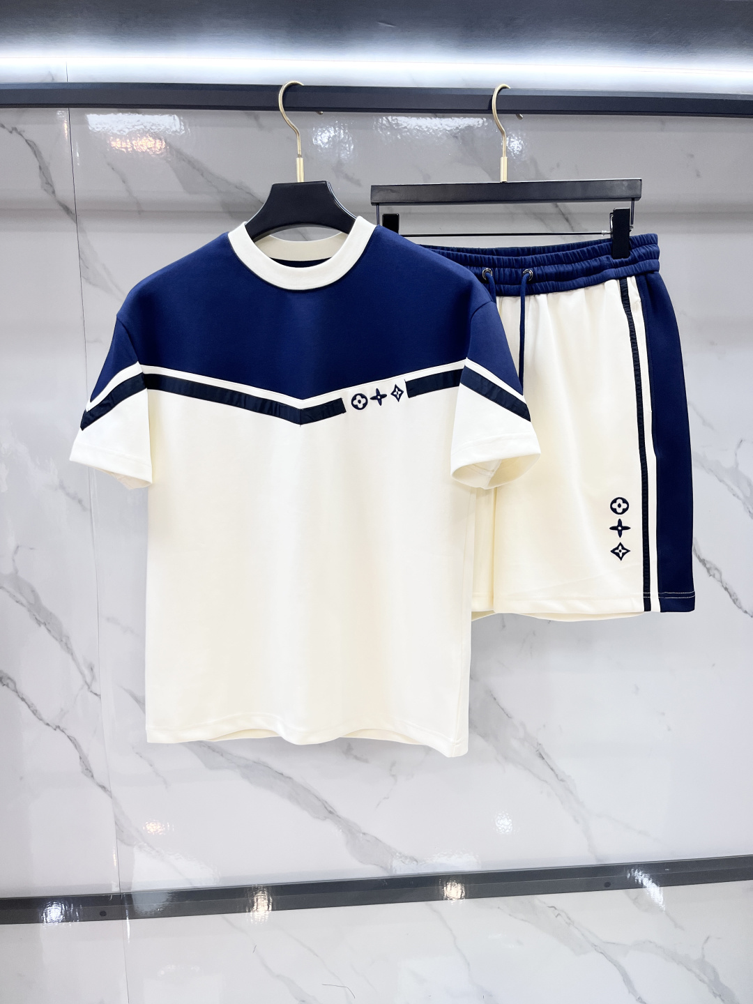 NO:855373,Lv 2026 spring and summer latest style, same style for men and women, classic design short-sleeved T-shirt shorts suit, slightly expanded version, customized air layer fabric, soft to the touch, comfortable to wear, fine workmanship. The upper body effect is invincible and handsome.……………………………………………………………… SizeM-XXXL,, louis vuitton, shorts, T-shirt, tees, t-shirt,19860909Lv 2026春夏最新款,男女同款,经典设计短袖T恤短裤套装,微扩版型,定制空气层面料,手感柔软,穿着舒适,做工精细.上身效果无敌帅气.………………………………………………… SizeM-XXXL,,louis vuitton,shorts,T-shirt,tees，t-shirt,,Men's clothing