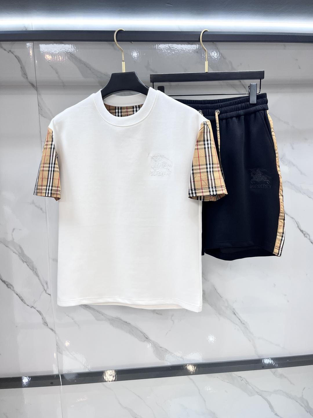 NO:855350,Burberry 2026 spring and summer latest model, same style for men and women, classic design short-sleeved T-shirt shorts suit, slightly expanded version, customized air layer fabric, soft to the touch, comfortable to wear, fine workmanship. The upper body effect is invincible and handsome.……………………………………………………………… SizeM-XXXL,, burberry, shorts, T-shirt, tees, t-shirt,19860909巴宝莉 2026春夏最新款,男女同款,经典设计短袖T恤短裤套装,微扩版型,定制空气层面料,手感柔软,穿着舒适,做工精细.上身效果无敌帅气.………………………………………………… SizeM-XXXL,,burberry,shorts,T-shirt,tees，t-shirt,,Men's clothing