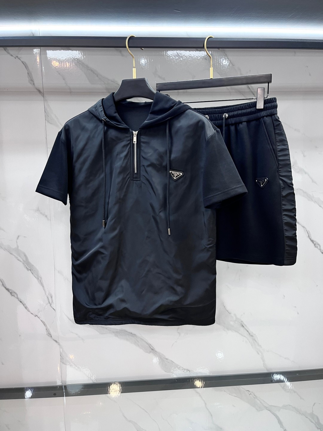NO:855365,Prada 2026 spring and summer latest model, same style for men and women, classic design short-sleeved T-shirt and shorts suit, slightly expanded version, customized air layer fabric, soft to the touch, comfortable to wear, fine workmanship. The upper body effect is invincible and handsome.…………………………………………………… SizeM-XXXL,,prada,shorts,T-shirt,tees,t-shirt,19860909普拉达 2026春夏最新款,男女同款,经典设计短袖T恤短裤套装,微扩版型,定制空气层面料,手感柔软,穿着舒适,做工精细.上身效果无敌帅气.………………………………………………… SizeM-XXXL,,prada,shorts,T-shirt,tees，t-shirt,,Men's clothing