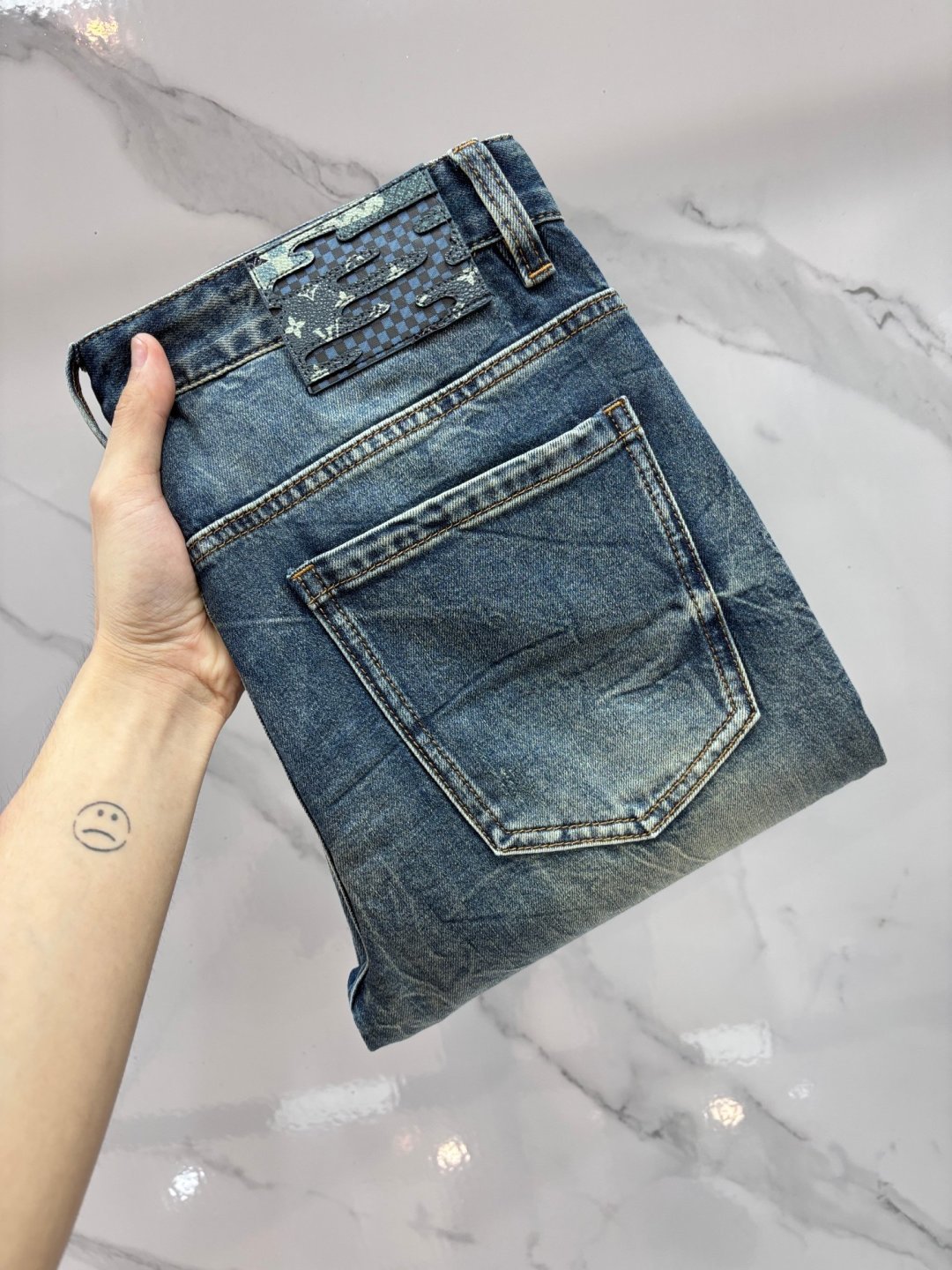 NO:855315,Lv 2026 Spring and Summer Design Recommendations Hot-selling jeans with soft skin-friendly fabrics Luxurious first-layer cowhide waist tag Classic blue wash Limited edition at the counter Luxurious custom-made fabrics Craftsmanship + wash foreign trade quality and detail processing are in place This color is absolutely in love with the counter autumn and winter hot sales pre-sale and sold out hot single color versatile big cow flavor …………………………………………………… Size29-38,, louis vuitton,jeans,cowhide,19860909Lv 2026春夏设计推荐 热卖牛仔裤柔软亲肤面料 奢华头层牛皮腰牌 经典蓝洗水 专柜限量款 奢华感订制面料 工艺+洗水外贸品质感细节处理满满到位 这颜色绝对爱了爱了专柜秋冬热卖预售即售完款爆单款色系百搭大牛味 …………………………………………………… Size29-38,,louis vuitton,jeans,cowhide,,Men's clothing