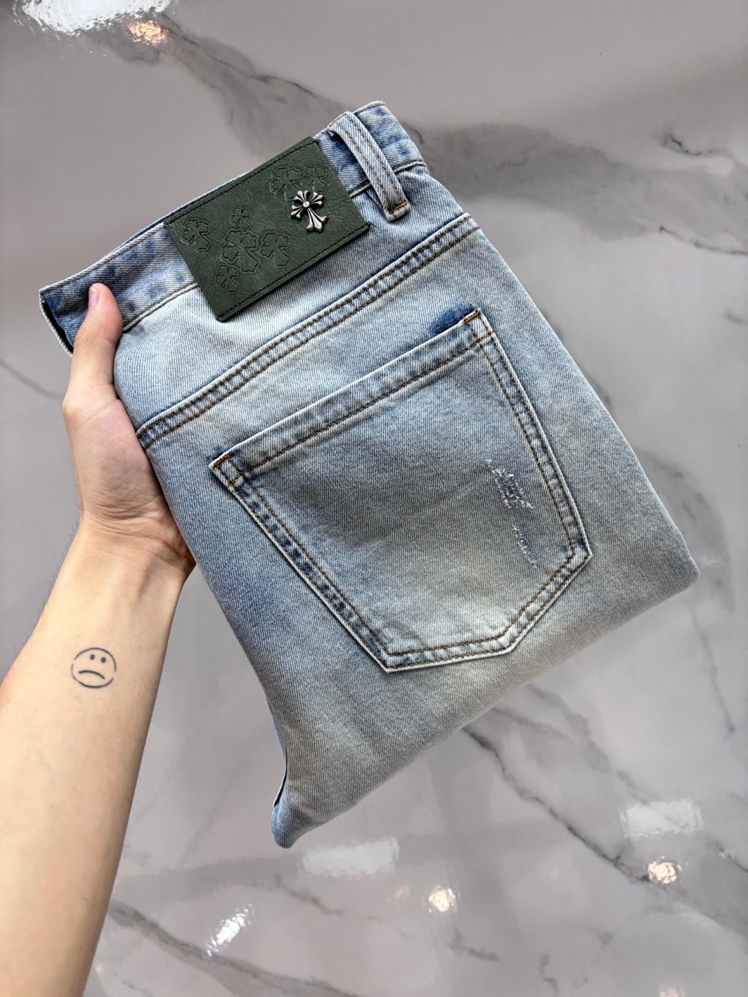 NO:860221,Chrome Hearts 2026 Spring and Summer Design Recommendations Hot-selling jeans with soft skin-friendly fabrics Luxurious first-layer cowhide waist tag Classic blue wash Limited edition for counters Luxurious custom-made fabrics Craftsmanship + wash foreign trade quality details are handled in place This color is absolutely in love with the counter autumn and winter hot sales pre-sale and sold out hot single color versatile big flavor …………………………………………………… Size29-38,,chrome hearts,jeans,cowhide,19860909克罗心 2026春夏设计推荐 热卖牛仔裤柔软亲肤面料 奢华头层牛皮腰牌 经典蓝洗水 专柜限量款 奢华感订制面料 工艺+洗水外贸品质感细节处理满满到位 这颜色绝对爱了爱了专柜秋冬热卖预售即售完款爆单款色系百搭大牛味 …………………………………………………… Size29-38,,chrome hearts,jeans,cowhide,,Men's clothing