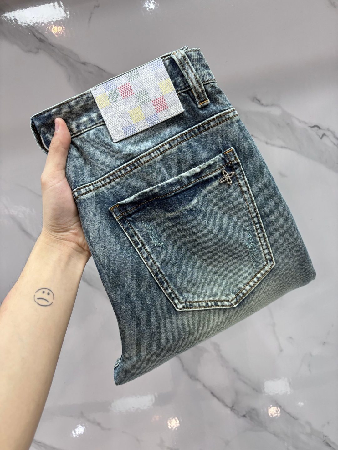 NO:855333,Lv 2026 Spring and Summer Design Recommendations Hot-selling jeans with soft skin-friendly fabrics Luxurious first-layer cowhide waist tag Classic blue wash Limited edition at the counter Luxurious custom-made fabrics Craftsmanship + wash foreign trade quality and detail processing are in place This color is absolutely in love with the counter autumn and winter hot sales pre-sale and sold out hot single color versatile big cow flavor …………………………………………………… Size29-38,, louis vuitton,jeans,cowhide,19860909Lv 2026春夏设计推荐 热卖牛仔裤柔软亲肤面料 奢华头层牛皮腰牌 经典蓝洗水 专柜限量款 奢华感订制面料 工艺+洗水外贸品质感细节处理满满到位 这颜色绝对爱了爱了专柜秋冬热卖预售即售完款爆单款色系百搭大牛味 …………………………………………………… Size29-38,,louis vuitton,jeans,cowhide,,Men's clothing