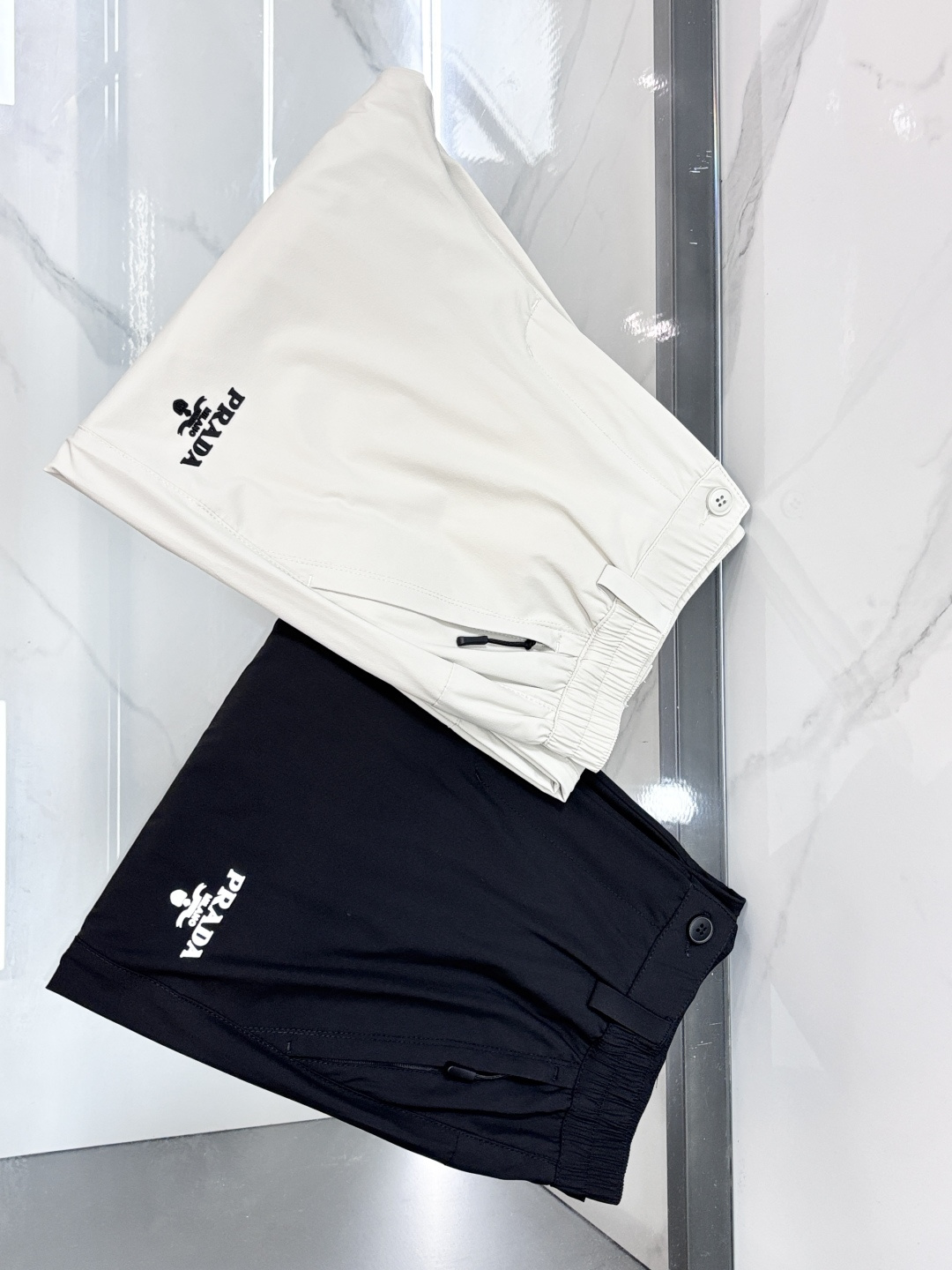 NO:855361,Prada 2026 spring and summer new casual pants high-end version!  Custom-made fabrics at the counter are highly breathable and comfortable, with impeccable details and brand element design concepts, reflecting high quality. It feels delicate and soft!  It presents a casual cut and the upper body shape is awesome!  …………………………………………………… SizeM-XXXL,,prada,19860909普拉达 2026春夏新款休闲裤高端版本！专柜定制面料 透气舒适度高,细节无可挑剔,品牌元素设计理念,体现高品质.手感细腻柔软！呈现休闲裁剪,上身版型超赞！…………………………………………………… SizeM-XXXL,,prada,,Men's clothing