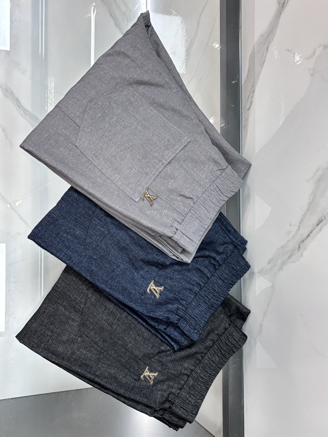 NO:855367,LV 2026 spring and summer new casual pants high-end version!  Custom-made fabrics at the counter are highly breathable and comfortable, with impeccable details and brand element design concepts, reflecting high quality. It feels delicate and soft!  It presents a casual cut and the upper body shape is awesome!  ……………………………………………………………… SizeM-XXXL,,louis vuitton,19860909Lv 2026春夏新款休闲裤高端版本！专柜定制面料 透气舒适度高,细节无可挑剔,品牌元素设计理念,体现高品质.手感细腻柔软！呈现休闲裁剪,上身版型超赞！…………………………………………………… SizeM-XXXL,,louis vuitton,,Men's clothing