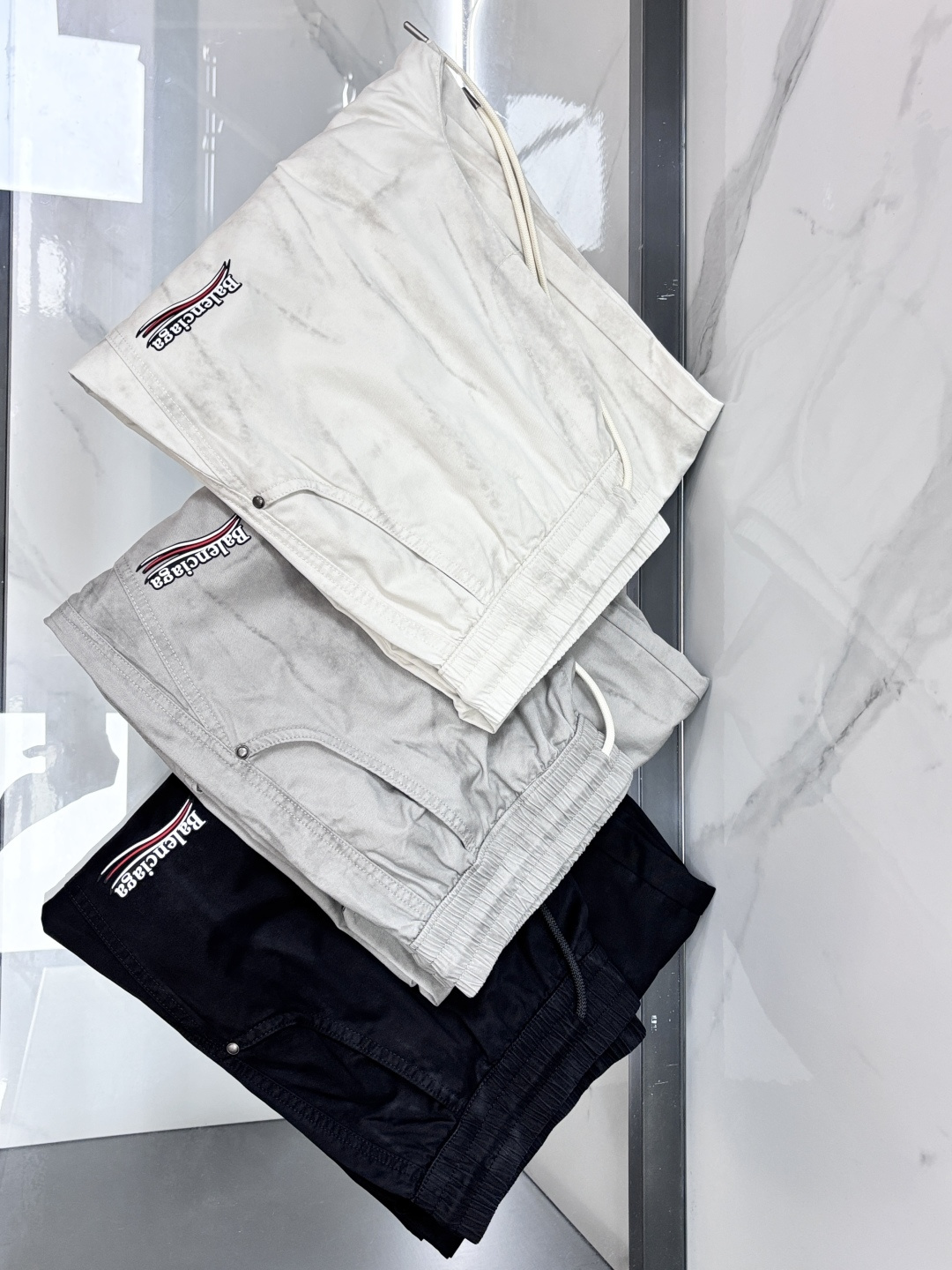 NO:855375,Balenciaga 2026 spring and summer new casual pants high-end version!  Custom-made fabrics at the counter are highly breathable and comfortable, with impeccable details and brand element design concepts, reflecting high quality. It feels delicate and soft!  It presents a casual cut and the upper body shape is awesome!  ……………………………………………………………… SizeM-XXXL,,balenciaga,19860909巴黎世家 2026春夏新款休闲裤高端版本！专柜定制面料 透气舒适度高,细节无可挑剔,品牌元素设计理念,体现高品质.手感细腻柔软！呈现休闲裁剪,上身版型超赞！…………………………………………………… SizeM-XXXL,,balenciaga,,Men's clothing