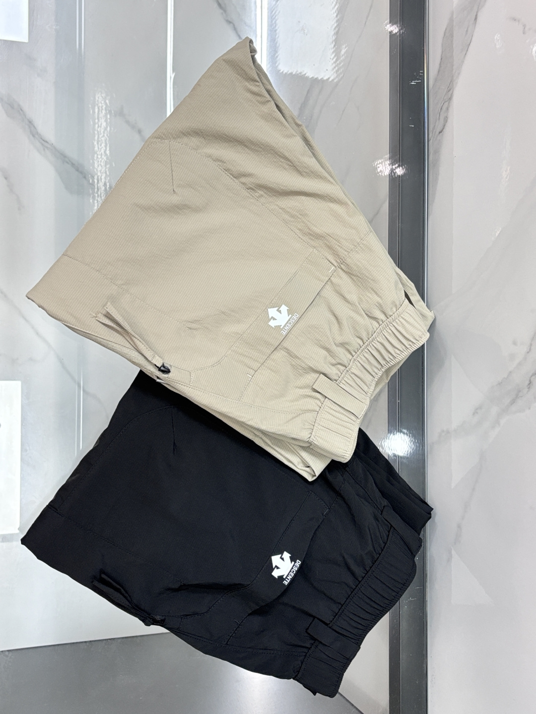 NO:855305,Descente 2026 spring and summer new casual pants high-end version!  Custom-made fabrics at the counter are highly breathable and comfortable, with impeccable details and brand element design concepts, reflecting high quality. It feels delicate and soft!  It presents a casual cut and the upper body shape is awesome!  …………………………………………………… SizeM-XXXL,,19860909迪桑特 2026春夏新款休闲裤高端版本！专柜定制面料 透气舒适度高,细节无可挑剔,品牌元素设计理念,体现高品质.手感细腻柔软！呈现休闲裁剪,上身版型超赞！…………………………………………………… SizeM-XXXL,,,Men's clothing