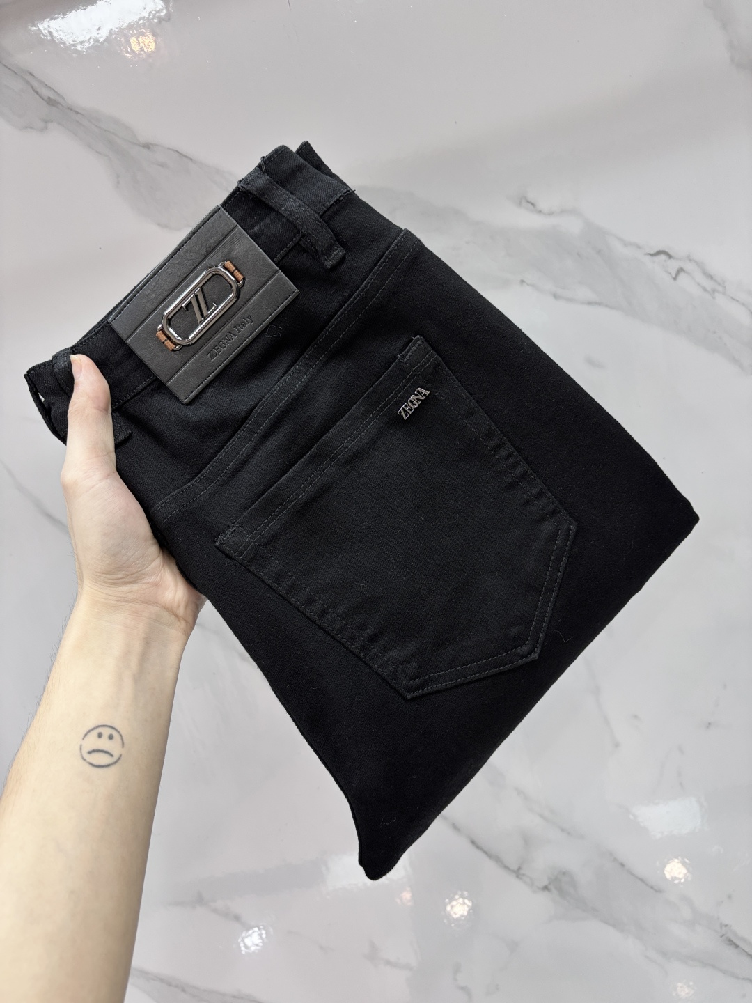 NO:855340,Ermenegildo Zegna high-end customization, 2026 early autumn latest jeans, simultaneous sale at the counter, original customization, customer-supplied hardware accessories, original order quality, imported solid-color denim elastic fabric, heavy washing, fine workmanship and routing, excellent upper body!  The preferred items are complete in three sizes.…………………………………………………… Size29-38,,zegna,jeans,19860909杰尼亚 高端定制、2026早秋最新款牛仔裤 柜台同步发售 原版定制 客供五金辅料 原单品质 进口固色牛仔弹力面料 重工洗水 做工走线精细 上身绝佳！优选单品 三标齐全.…………………………………………………… Size29-38,,zegna,jeans,,Men's clothing