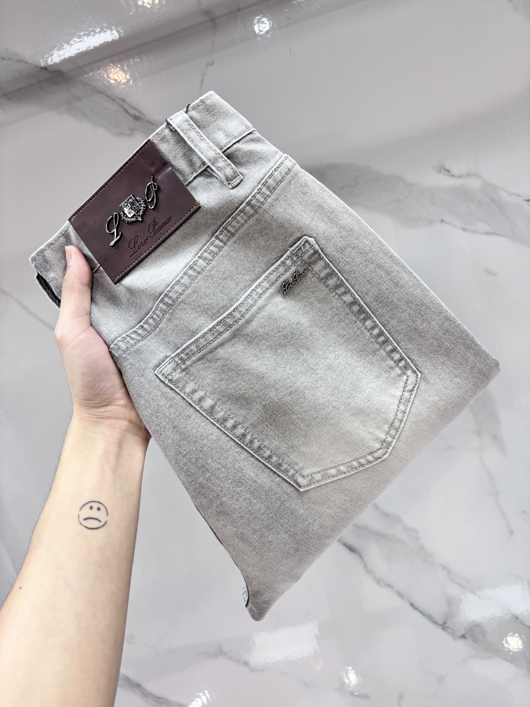 NO:855347,Lp high-end customization, 2026 early autumn latest jeans, simultaneous sale at the counter, original customization, customer-supplied hardware accessories, original order quality, imported solid color denim elastic fabric, heavy washing, fine workmanship and fine routing, excellent upper body!  The preferred items are complete with three standards.……………………………………………… Size29-38,,loro piana,jeans,19860909Lp 高端定制、2026早秋最新款牛仔裤 柜台同步发售 原版定制 客供五金辅料 原单品质 进口固色牛仔弹力面料 重工洗水 做工走线精细 上身绝佳！优选单品 三标齐全.…………………………………………………… Size29-38,,loro piana,jeans,,Men's clothing