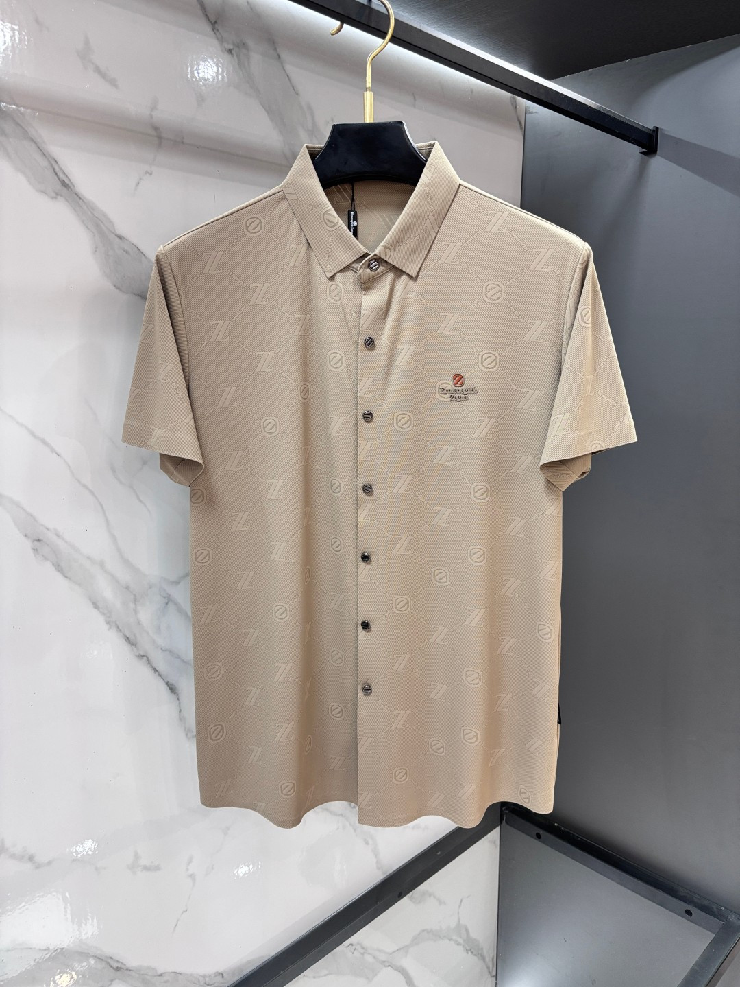 NO:855377,Ermenegildo Zegna 2026ss new lapel short-sleeved shirt, customized top-notch cool nylon seamless shirt!  Designed with heavy craftsmanship, embellished with logos of fashionable big-name elements, the upper body has a great shape, and the fabric is fine, comfortable and breathable. It looks great with any combination and is a must-have for fashionable men!  ……………………………………………………………… SizeM-XXXL,,zegna,shirts,T-shirt,19860909杰尼亚2026ss新款翻领短袖衬衫,定制顶级冰爽锦氨无痕衬衫！重工艺设计,时尚大牌元素logo点缀,上身版型超赞,面料细腻舒适透气,随意搭配都超级好看时尚型男必备款哦！…………………………………………………… SizeM-XXXL,,zegna,shirts,T-shirt,,Men's clothing