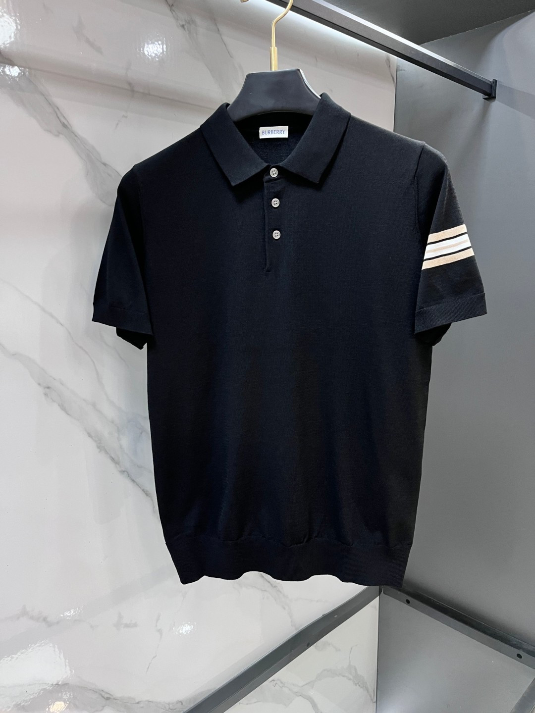 NO:855397,Burberry 2026 new men’s knitted short-sleeved fashionable classic lapel design!  High-end custom-made versatile style that anyone can easily control. Made of high-end knitted fabrics!  Luxurious classic brand LOGO design, very classy and a must buy for those who know the goods!  The tailoring is slim-fitting, very refined, shows off aura, and highlights the sophistication of business men. This is unique, it has just the right amount of slim fit, and the upper body effect is great!  Complete with all three standards! Essential items……………………………………………………………… SizeM-XXXL,,burberry,T-shirt,19860909巴宝莉 2026新品男士针织短袖时尚经典翻领设计！高级定制百搭款式 任何人都可以轻松驾驭 采用高档针织面料！奢华经典品牌LOGO设计,非常显档次懂货的必须入！版型剪裁属于修身款 非常精致,显气场,又会凸显商务男士的精致,这就是独到之处,恰到好处的修身,上身效果非常赞！三标齐全!必备品 …………………………………………………… SizeM-XXXL,,burberry,T-shirt,,Men's clothing