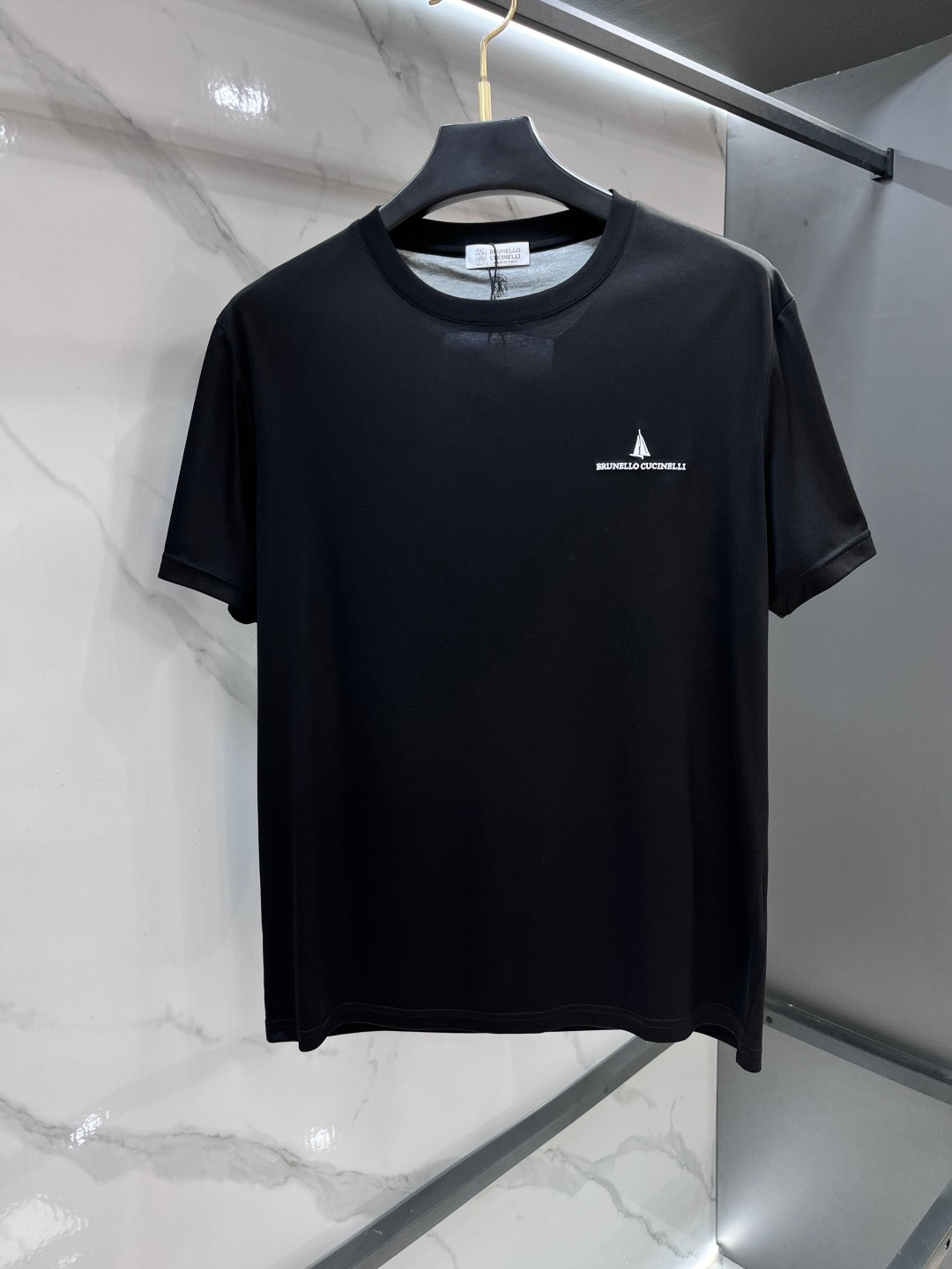 NO:855437,Bc 2026 spring and summer new style debut counter, the latest short-sleeved round neck T-shirt, high-end customization, avant-garde and fashionable design!  The brand logo is designed with heavy craftsmanship. High-end customized mercerized long-staple cotton fabric. Soft to the touch. Comfortable to wear. Exquisite stitching at the counter level. Fine workmanship. The upper body effect is incomparably handsome!  A must-have item for a stylish man!  ……………………………………………… SizeM-XXXL,,T-shirt,tees,t-shirt,19860909Bc 2026春夏新款首发专柜最新款短袖圆领T恤 高端订制 设计前卫时尚！品牌logo重工艺设计 高端定制丝光长绒棉面料.手感柔软.穿着舒适.专柜级别精致车线.做工精细.上身效果无敌帅气！型男必备单品！……………………………………………… SizeM-XXXL,,T-shirt,tees，t-shirt,,Men's clothing