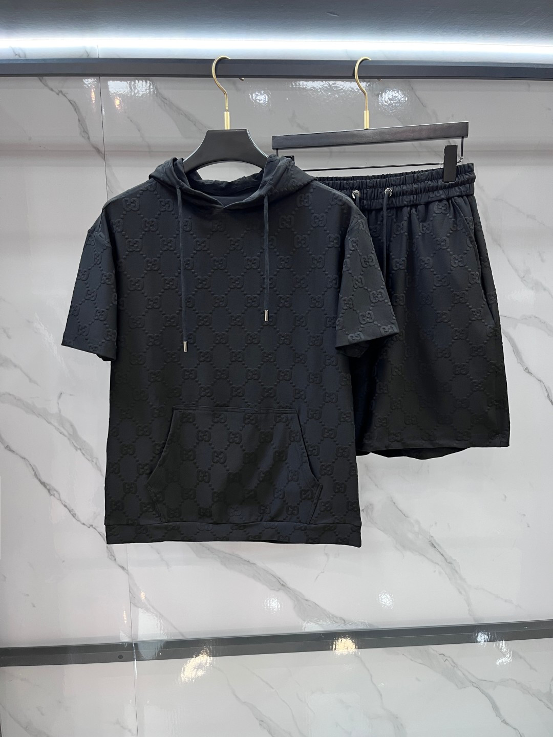 NO:860175,Gucci 2026 spring and summer latest style, same style for men and women, classic design short-sleeved T-shirt shorts suit, slightly expanded version, customized air layer fabric, soft to the touch, comfortable to wear, fine workmanship. The upper body effect is invincible and handsome.……………………………………………………………… SizeM-XXXL,,gucci,shorts,T-shirt,tees,t-shirt,19860909Gucci 2026春夏最新款,男女同款,经典设计短袖T恤短裤套装,微扩版型,定制空气层面料,手感柔软,穿着舒适,做工精细.上身效果无敌帅气.………………………………………………… SizeM-XXXL,,gucci,shorts,T-shirt,tees，t-shirt,,Men's clothing