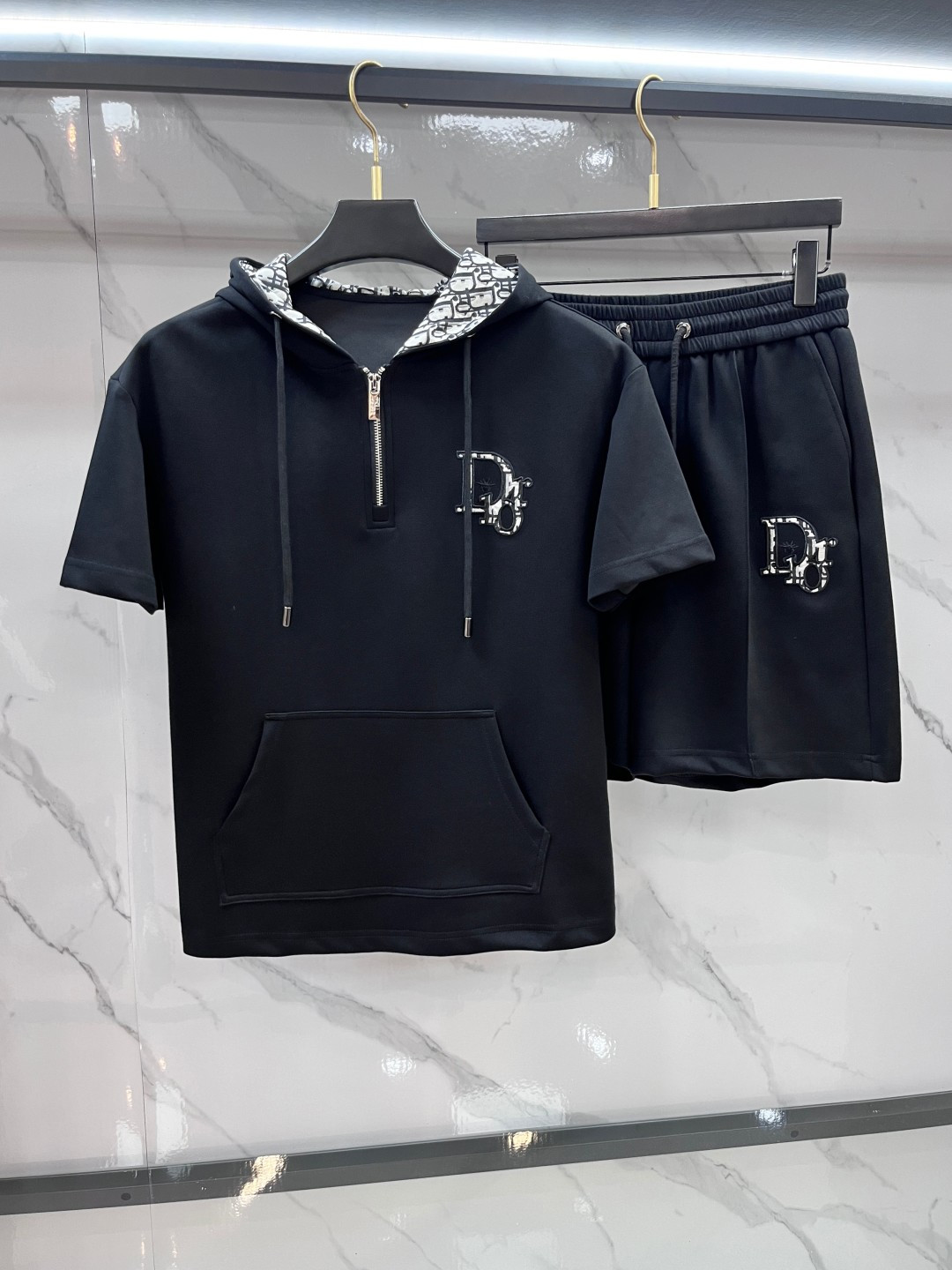 NO:855440,Dior's latest 2026 spring and summer style, same style for men and women, classic design short-sleeved T-shirt shorts suit, slightly expanded version, customized air layer fabric, soft to the touch, comfortable to wear, fine workmanship. The upper body effect is invincible and handsome.…………………………………………………… SizeM-XXXL,, dior, shorts, T-shirt, tees, t-shirt,19860909迪奥 2026春夏最新款,男女同款,经典设计短袖T恤短裤套装,微扩版型,定制空气层面料,手感柔软,穿着舒适,做工精细.上身效果无敌帅气.………………………………………………… SizeM-XXXL,,dior,shorts,T-shirt,tees，t-shirt,,Men's clothing