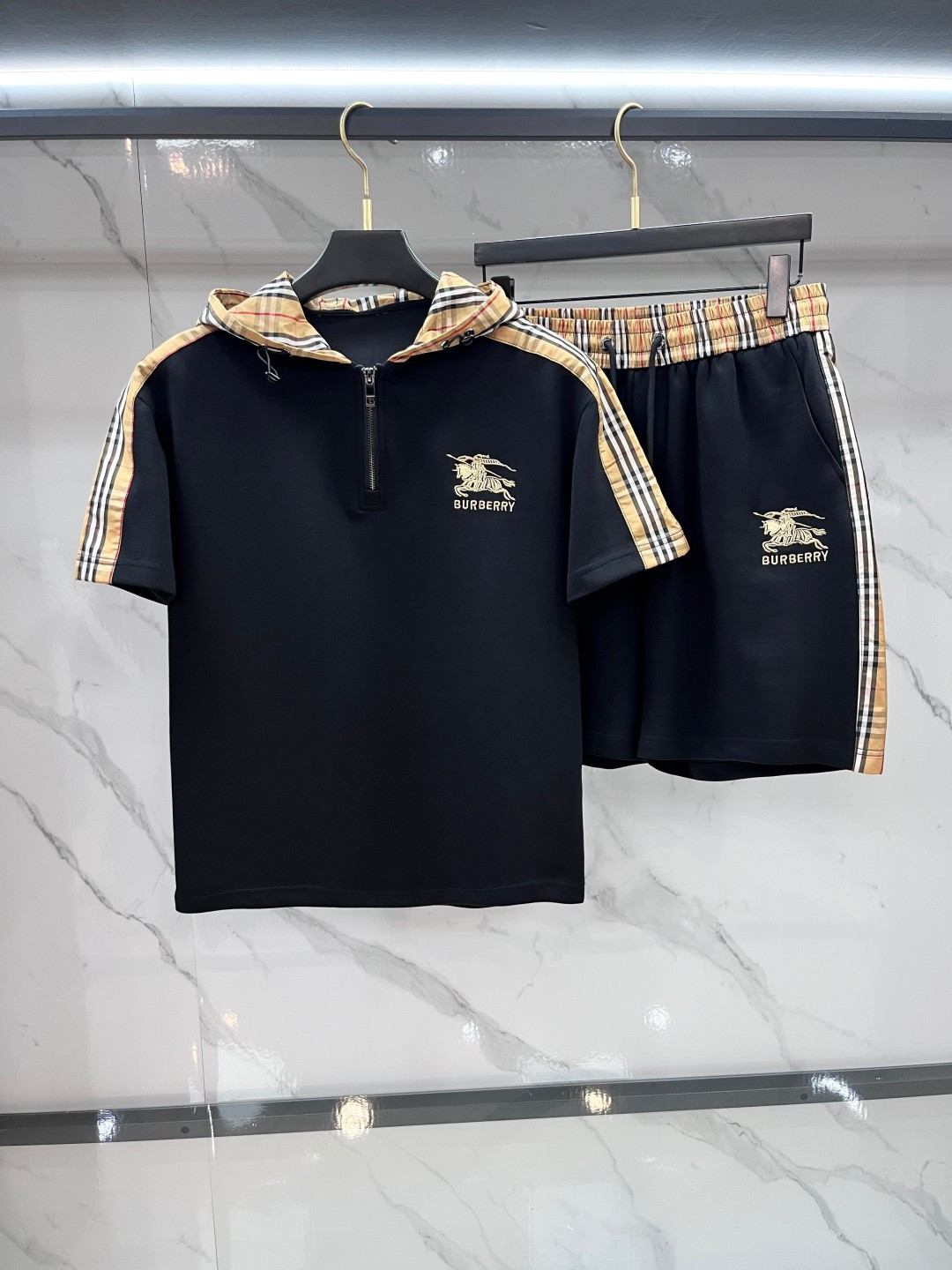 NO:855408,Burberry 2026 spring and summer latest model, same style for men and women, classic design short-sleeved T-shirt shorts suit, slightly expanded version, customized air layer fabric, soft to the touch, comfortable to wear, fine workmanship. The upper body effect is invincible and handsome.……………………………………………………………… SizeM-XXXL,, burberry, shorts, T-shirt, tees, t-shirt,19860909巴宝莉 2026春夏最新款,男女同款,经典设计短袖T恤短裤套装,微扩版型,定制空气层面料,手感柔软,穿着舒适,做工精细.上身效果无敌帅气.………………………………………………… SizeM-XXXL,,burberry,shorts,T-shirt,tees，t-shirt,,Men's clothing