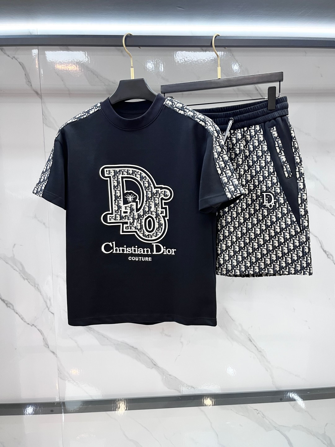 NO:855400,Dior's latest 2026 spring and summer style, same style for men and women, classic design short-sleeved T-shirt shorts suit, slightly expanded version, customized air layer fabric, soft to the touch, comfortable to wear, fine workmanship. The upper body effect is invincible and handsome.…………………………………………………… SizeM-XXXL,, dior, shorts, T-shirt, tees, t-shirt,19860909迪奥 2026春夏最新款,男女同款,经典设计短袖T恤短裤套装,微扩版型,定制空气层面料,手感柔软,穿着舒适,做工精细.上身效果无敌帅气.………………………………………………… SizeM-XXXL,,dior,shorts,T-shirt,tees，t-shirt,,Men's clothing