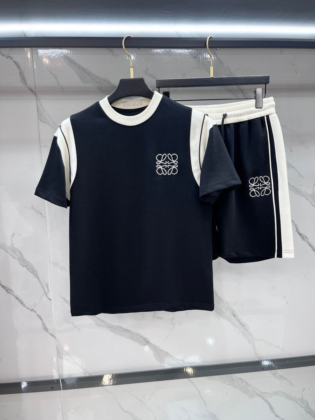 NO:855416,Loewe's latest 2026 spring and summer style, same style for men and women, classic design short-sleeved T-shirt shorts suit, slightly expanded version, customized air layer fabric, soft to the touch, comfortable to wear, fine workmanship. The upper body effect is invincible and handsome.…………………………………………………… SizeM-XXXL,,loewe,shorts,T-shirt,tees,t-shirt,19860909罗意威 2026春夏最新款,男女同款,经典设计短袖T恤短裤套装,微扩版型,定制空气层面料,手感柔软,穿着舒适,做工精细.上身效果无敌帅气.………………………………………………… SizeM-XXXL,,loewe,shorts,T-shirt,tees，t-shirt,,Men's clothing