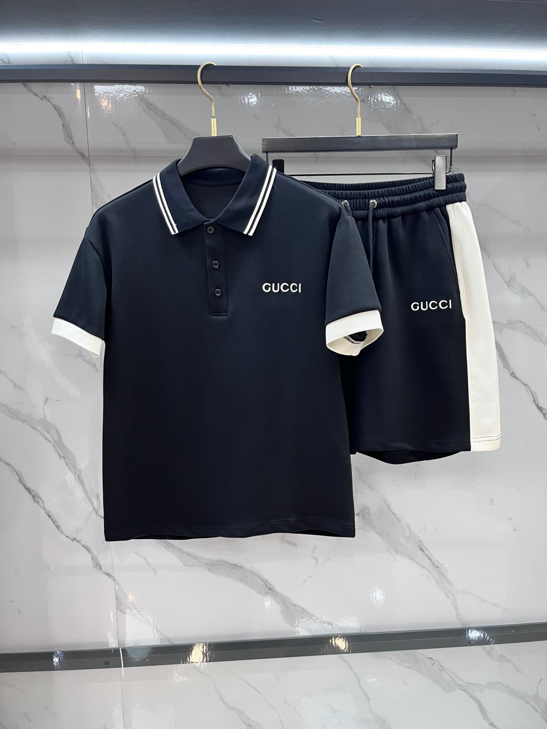 NO:855424,Gucci 2026 spring and summer latest style, same style for men and women, classic design short-sleeved T-shirt shorts suit, slightly expanded version, customized air layer fabric, soft to the touch, comfortable to wear, fine workmanship. The upper body effect is invincible and handsome.……………………………………………………………… SizeM-XXXL,,gucci,shorts,T-shirt,tees,t-shirt,19860909Gucci 2026春夏最新款,男女同款,经典设计短袖T恤短裤套装,微扩版型,定制空气层面料,手感柔软,穿着舒适,做工精细.上身效果无敌帅气.………………………………………………… SizeM-XXXL,,gucci,shorts,T-shirt,tees，t-shirt,,Men's clothing