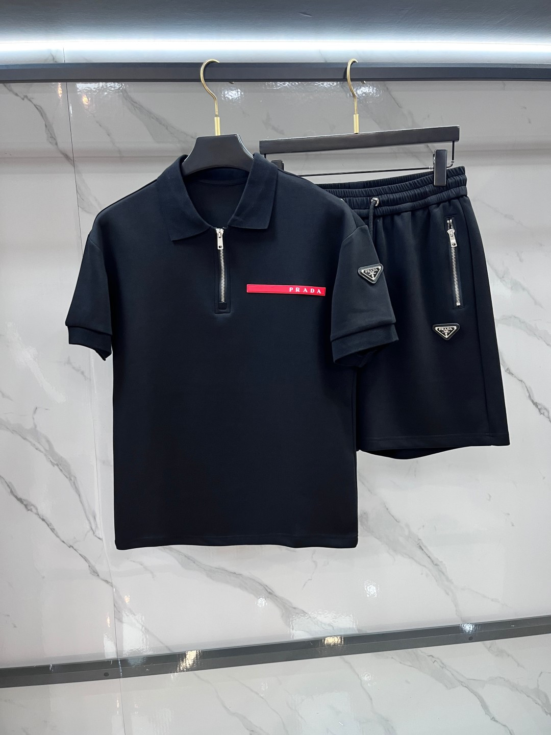 NO:855432,Prada 2026 spring and summer latest model, same style for men and women, classic design short-sleeved T-shirt and shorts suit, slightly expanded version, customized air layer fabric, soft to the touch, comfortable to wear, fine workmanship. The upper body effect is invincible and handsome.…………………………………………………… SizeM-XXXL,,prada,shorts,T-shirt,tees,t-shirt,19860909普拉达 2026春夏最新款,男女同款,经典设计短袖T恤短裤套装,微扩版型,定制空气层面料,手感柔软,穿着舒适,做工精细.上身效果无敌帅气.………………………………………………… SizeM-XXXL,,prada,shorts,T-shirt,tees，t-shirt,,Men's clothing