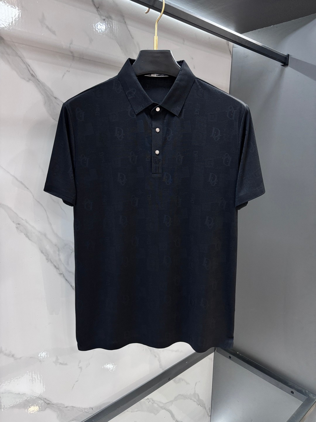 NO:860345,Dior 2026ss summer counter new men's lapel polo shirt!  The ceiling-level business men's style of high-end men's clothing!  Simple and fashionable yet elegant, it looks great when worn alone, and quality control/details control can be taken away with your eyes closed. It is low-key, luxurious and connotative!  The custom-woven mesh pique cotton fabric supplied by the customer is carefully made. The mesh texture is evenly arranged on the surface of the fabric. It has excellent breathability and heat dissipation and perspiration. The upper body comfort is completely better than ordinary single-sided jersey tissue!  The classic brand LOGO on the chest is made with top-notch craftsmanship. The LOGO is three-dimensional, clear and full, and has extraordinary texture. Whether it is worn as an inner layer or worn alone, it is a classic product!  The exquisite tailoring process, every detail is handled very standard and delicately, which cannot be compared with other low-end products on the market. It is a must-have basic and versatile Polo shirt for men!  ……………………………………………………………… SizeM-XXXXL,,dior,19860909迪奥 2026ss夏季专柜新款男士翻领Polo衫！高端男装的天花板级别的商务男款！简约时尚大气不失优雅,单穿内搭体面过人,品质控/细节控的闭眼带走,低调又奢华有内涵！客供定织网眼珠地棉布精心制成,面料表面排列均匀整齐的网眼纹理,透气性和散热排汗性极佳,上身舒适程度完全优于普通单面汗布组织！胸前经典的品牌LOGO标识,采用顶级工艺打造,LOGO立体清晰饱满,质感非凡的特质,无论是内搭还是单穿都是一款经典领域的产品！精妙绝伦的裁剪工艺,每一个细节处理的非常标准细腻,非市面一般LOW货可以媲美的,男士必入基础百搭款Polo衫推荐！…………………………………………………… SizeM-XXXXL,,dior,,Men's clothing
