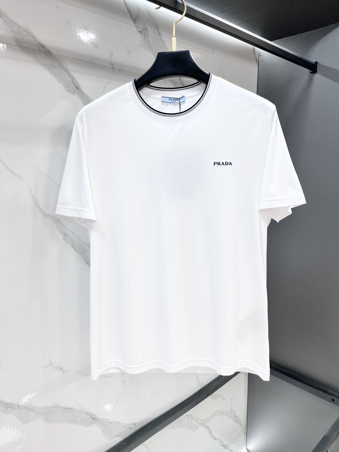 NO:860391,Prada 2026 new double yarn pure cotton men's casual bottoming short-sleeved T-shirt!  High-end customization, high version, fashionable and versatile, loose version, original imported 300g double-strand pure cotton fabric, threaded cuffs, collar and hem, super soft and delicate feel, skin-friendly and comfortable to wear, high-end boutique. Avant-garde style, charming and comfortable, great upper body, must-have items for men, complete with three standards!  ………………………………………… SizeM-XXXL,,prada,T-shirt,tees,t-shirt,19860909普拉达 2026新款双纱纯棉男士休闲打底短袖T恤！高端定制 高版本 时尚百搭爆款宽松版型原版进口300克双股纯棉面料 螺纹袖口.领口衣摆 手感超柔软细腻 穿着亲肤舒适 高端精品.前卫风格魅力舒适, 上身非常赞 男士必备单品 三标齐全！……………………………………………… SizeM-XXXL,,prada,T-shirt,tees，t-shirt,,Men's clothing