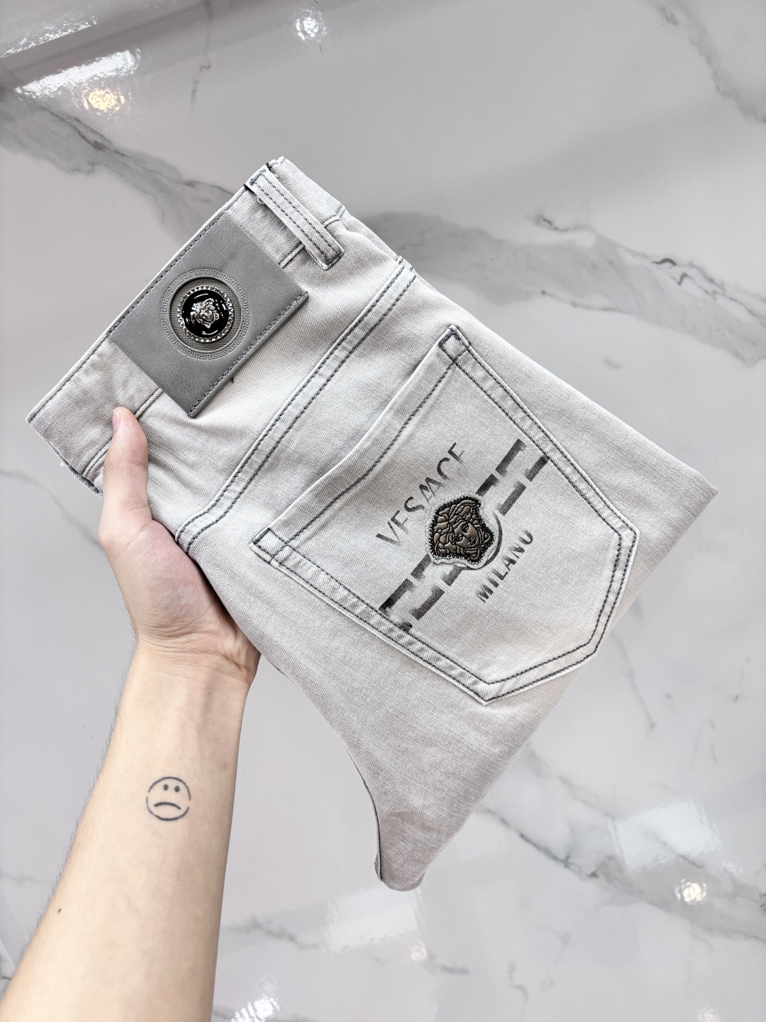 NO:860279,Versace high-end customization, 2026 early autumn latest jeans, simultaneous sale at the counter, original customization, customer-supplied hardware accessories, original order quality, imported solid-color denim elastic fabric, heavy washing, fine workmanship, excellent upper body!  The preferred items are complete with three standards.……………………………………………… Size29-38,,versace,jeans,19860909范思哲 高端定制、2026早秋最新款牛仔裤 柜台同步发售 原版定制 客供五金辅料 原单品质 进口固色牛仔弹力面料 重工洗水 做工走线精细 上身绝佳！优选单品 三标齐全.…………………………………………………… Size29-38,,versace,jeans,,Men's clothing