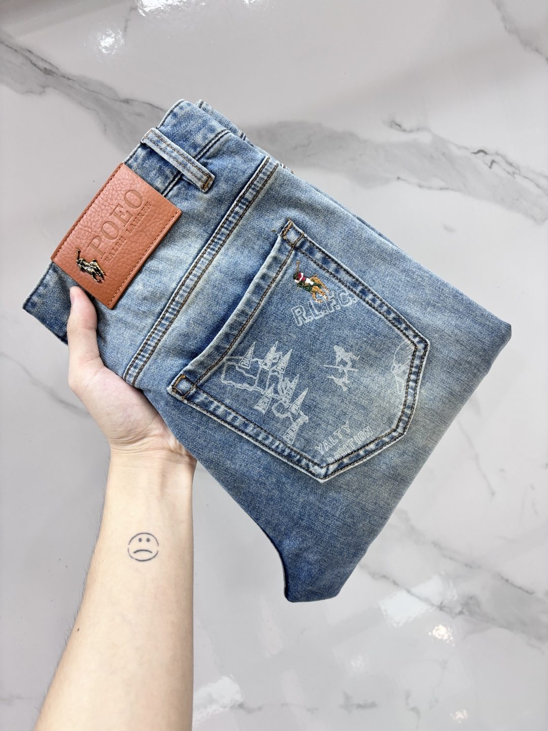 NO:860301,Polo high-end customization, 2026 early autumn latest jeans, simultaneous sale at the counter, original customization, customer-supplied hardware accessories, original order quality, imported solid-color denim elastic fabric, heavy washing, fine workmanship and routing, excellent upper body!  The preferred items are complete with three standards.…………………………………………………… Size29-38,,jeans,19860909polo 高端定制、2026早秋最新款牛仔裤 柜台同步发售 原版定制 客供五金辅料 原单品质 进口固色牛仔弹力面料 重工洗水 做工走线精细 上身绝佳！优选单品 三标齐全.…………………………………………………… Size29-38,,jeans,,Men's clothing
