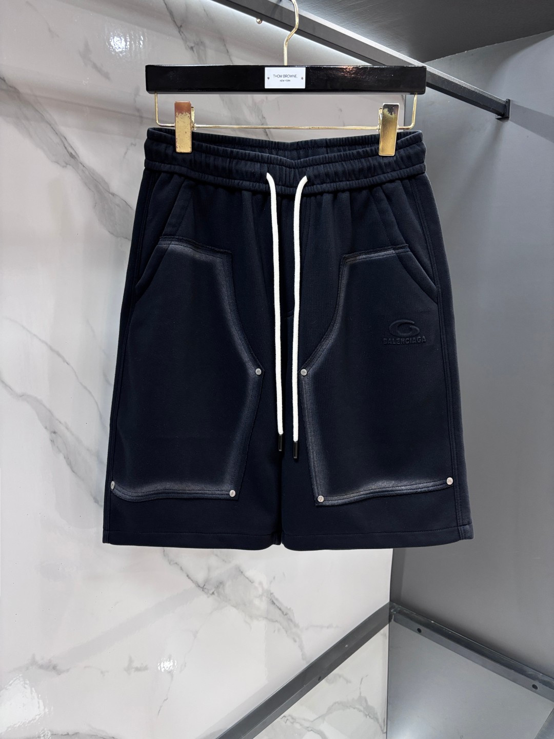 NO:875044,Balenciaga 2026 spring and summer new casual shorts!  On sale simultaneously on the official website. Customized brand classic LOGO, customized fabrics, extremely comfortable, strong touch. Highly recognizable, perfect appearance and craftsmanship!  ……………………………………………………………… SizeM-XXXL,,balenciaga,shorts,19860909巴黎世家 2026春夏新款休闲短裤！官网同步发售.定制品牌经典LOGO,定制面料,舒适度极好,手触感强烈.辨识度极高,完美品相工艺！…………………………………………………… SizeM-XXXL,,balenciaga,shorts,,Men's clothing