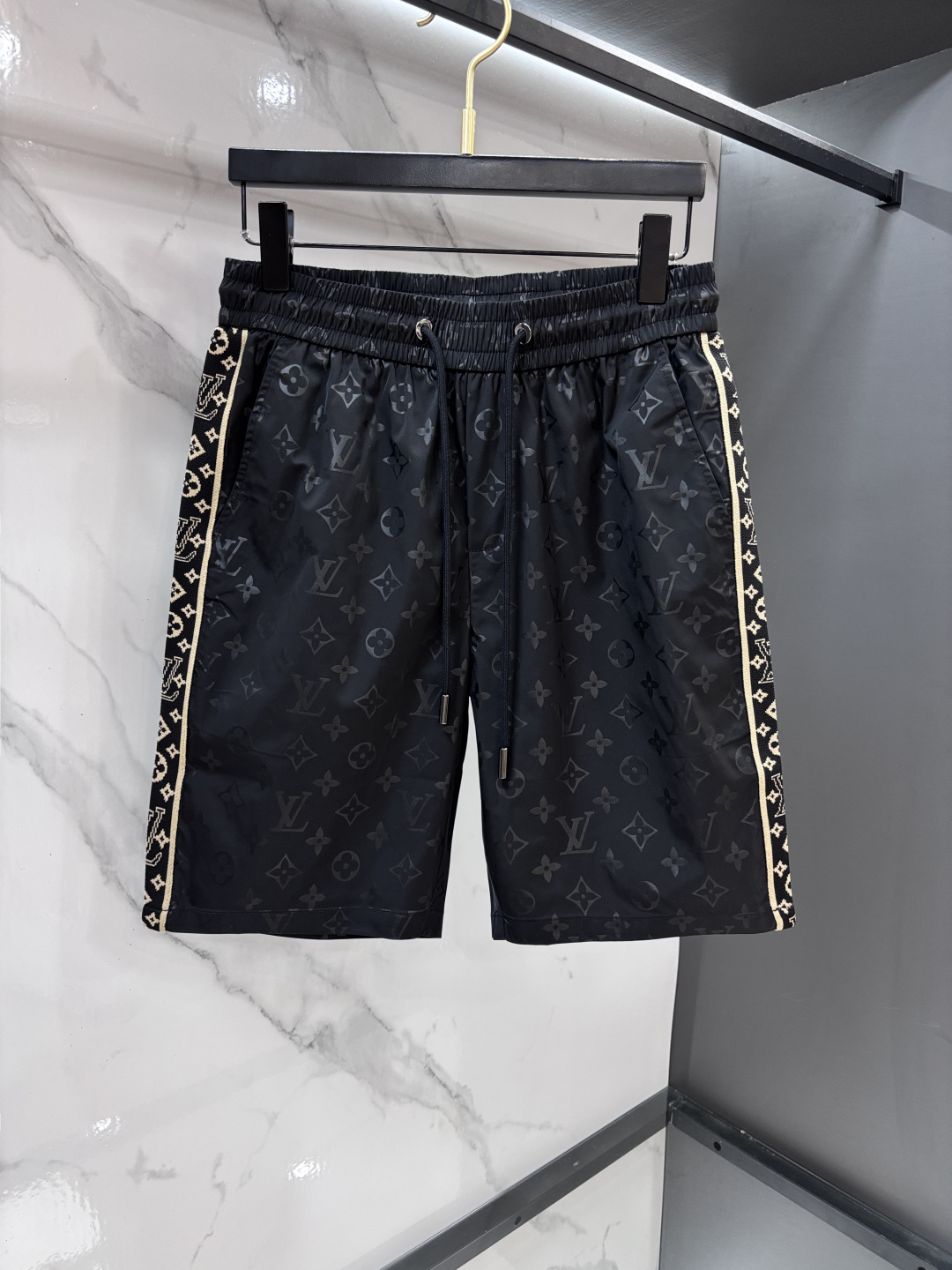 NO:875052,Lv  The 2026ss new summer casual shorts perfectly combine the brand's iconic Monogram dark pattern with modern tailoring. They are made of high-density nylon fabric, which has both drape and breathability, and is not afraid of the sweltering summer heat. The waistband is designed with elastic drawstrings and is decorated with contrasting rope buckles, with exquisite details. Front side  The three-dimensional laminated pockets and customized hardware buckles are both practical and recognizable. The metal LV logo on the trouser legs is low-key and stylish. The neat straight silhouette is suitable for a variety of scenes. Whether it is for vacation or daily wear, it can easily create a relaxed and high-quality style.……………………………………………………  SizeM-XXXXL,,louis vuitton,shorts,19860909Lv 2026ss夏季新款休闲短裤,将品牌标志性Monogram暗纹与现代剪裁完美融合.甄选高密锦纶面料打造,兼具垂坠感与透气性,无惧夏日闷热；腰头采用松紧抽绳设计,搭配撞色绳扣点缀,细节尽显精致.前侧立体压胶口袋与定制五金扣兼具实用与辨识度,裤脚处的金属LV标识低调点题,利落直筒版型适配多元场景,无论是度假出行还是日常穿搭,都能轻松塑造松弛高级的质感格调.………………………………………………… SizeM-XXXXL,,louis vuitton,shorts,,Men's clothing