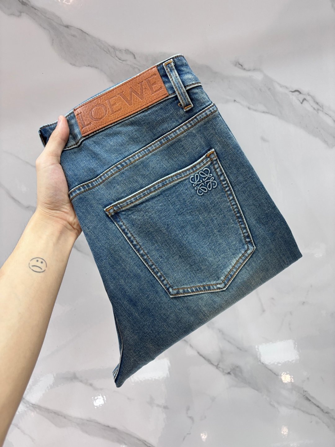 NO:860311,Loewe 2026 men's fashionable straight denim trousers!  The latest trousers item is presented, a must-have for all quality-controlled male fans. Such a pair of high-end jeans is rare in the world!  This pair of jeans is made of imported washed denim cotton fabric supplied by customers. The flexible and solid fabric has a natural stiffness and toughness, with a soft and elastic feel. It is made of high-quality denim cotton. The twill cotton texture on the surface is clear and delicate. It is comfortable and breathable. It is thin in summer and is very suitable for spring and summer wear. The fashionable performance of this item is irresistible!  There is a leather label on the back waist nameplate, buttons engraved with exquisite logos, and a YKK metal zipper closure on the placket. All the accessories are exquisitely configured!  The straight-leg and slim-cut jeans are enough to enhance your style when paired with daily wear, and the upper body effect will definitely not let you down!  The fitted and slim fit complements the clean and simple appearance. The upper body is not tight, loose and comfortable, and is a high-end model of the business casual series. The hardware logo logo on the back pocket echoes with the leather nameplate logo on the waistband, highlighting the brand attributes. High version!  What you see is what you get!  ……………………………………………………………… Size29-38,,loewe,jeans,19860909罗意威 2026男士时尚直筒牛仔长裤！最新裤装单品奉献,所有品质控男粉必须入手的极品,这样一条段位的牛仔裤,担得起世所罕见！ 此款牛仔裤甄选客供进口水洗牛仔棉布制成,柔韧又坚实的面料天然的挺括和硬朗既视感,手感柔软富有弹力,采用优质牛仔棉精制,表面斜纹棉肌理感清晰细腻,着身舒适透气,夏季的薄款,很适合春夏夏天穿着.这种单品所带来的时髦性能让人无法抵抗！后腰铭牌皮标,刻有精致字样Logo的纽扣,以及门襟YKK金属拉链闭合,所有辅料配置精妙绝伦！直筒修身的牛仔裤装版型剪裁,日常搭配起来足以提升你的穿搭格调,上身效果绝对不会让你失望！合体修身的版型与干净简洁的外观相得益彰. 上身不紧绷,宽松舒适,商务休闲系列的高级款,后口袋兜五金logo标识点缀,与裤腰皮革铭牌标识相呼应,突显出品牌属性.高版本！实拍所见即所得！…………………………………………………… Size29-38,,loewe,jeans,,Men's clothing