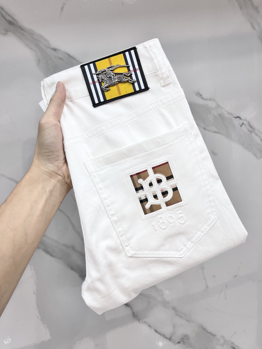 巴宝莉 2026SS 秋冬新品重工休闲牛仔裤👖，进口优质水洗弹力面料，上身舒适透气有弹力，客供五金辅料装