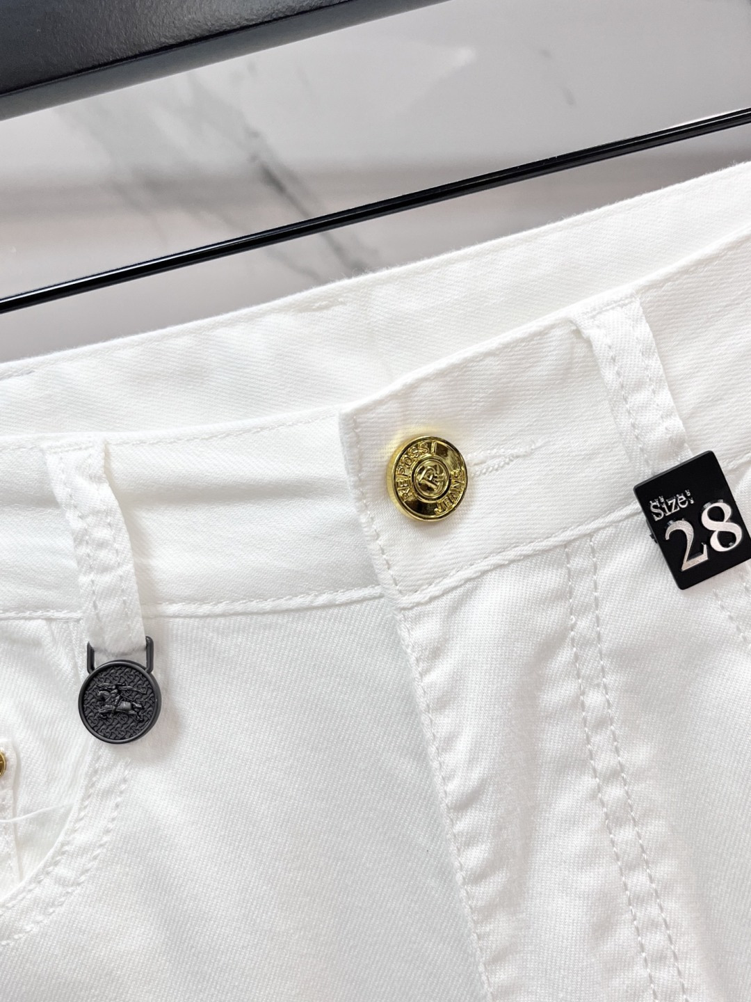 巴宝莉 2026SS 秋冬新品重工休闲牛仔裤👖，进口优质水洗弹力面料，上身舒适透气有弹力，客供五金辅料装