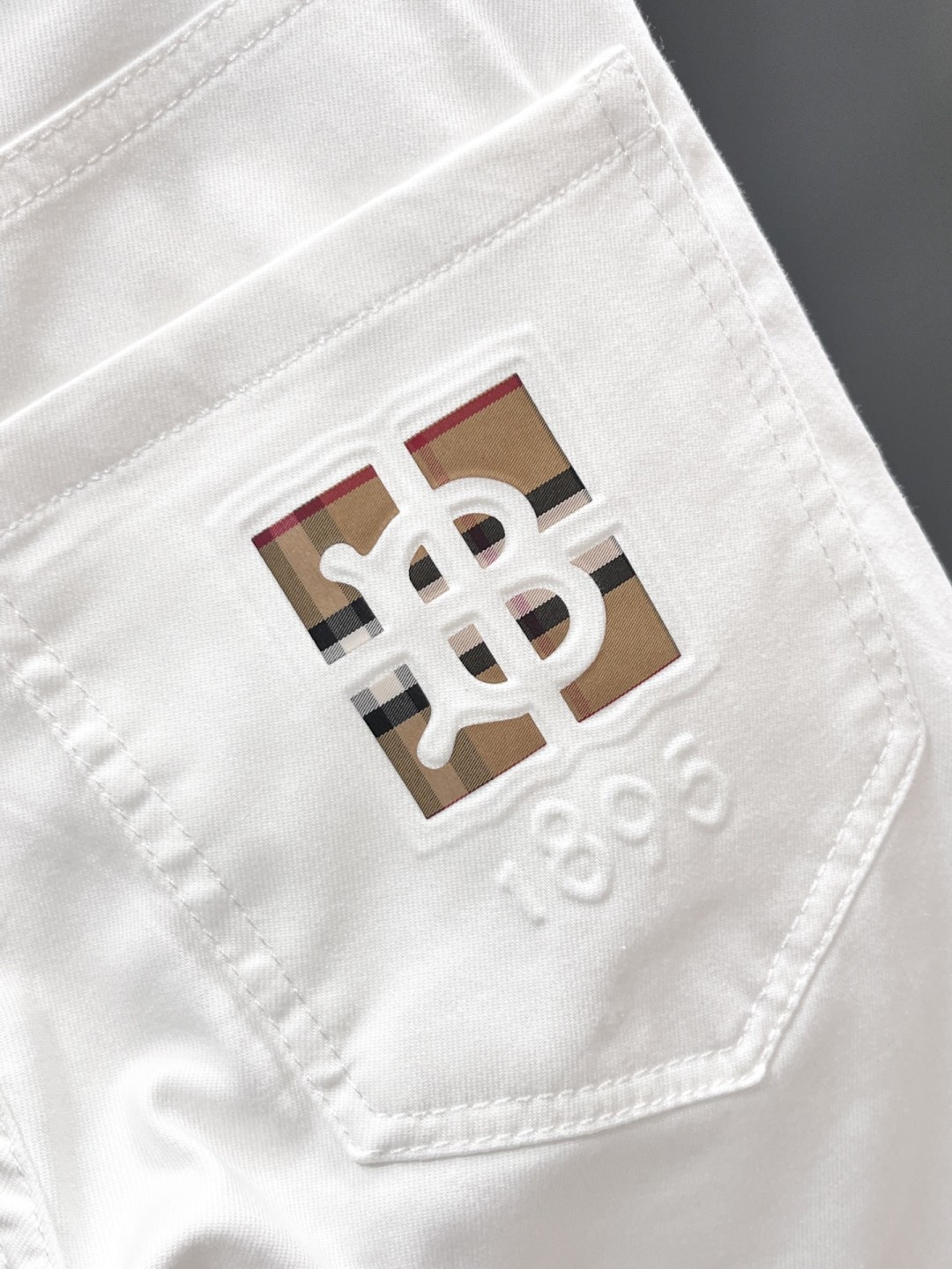 巴宝莉 2026SS 秋冬新品重工休闲牛仔裤👖，进口优质水洗弹力面料，上身舒适透气有弹力，客供五金辅料装