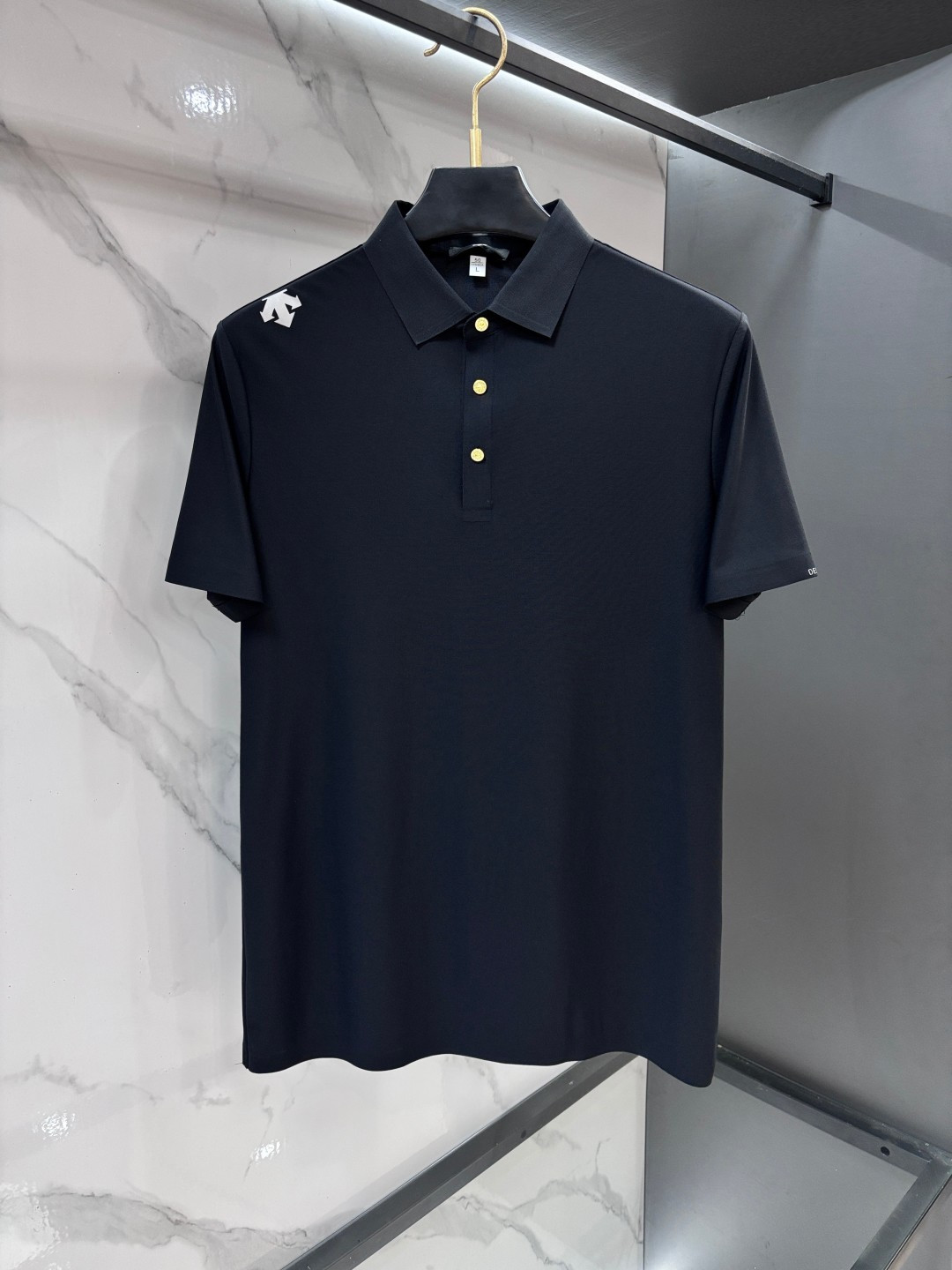 NO:860213,Dior's 2026 new high-end business polo is a must-have item for white-collar workers and office workers!  Casual business lapel short sleeves, technical fabrics, great body feel, smooth feel and great texture!  It has good elasticity and no sense of restraint. The fabric has breathable mesh, moisture-wicking, quick-drying and keeps you dry. The small lapel placket design shows a tall and straight posture without being too soft. The simple style can be used for both business and leisure. Highly recommended!  Simple, elegant and clean, elegant and gentlemanly. High-end materials, the focus is on the fabrics, quality control is a must, the feel is extremely delicate and smooth, the fabric has a good luster and the upper body frame feels good, this is a mature quality men's clothing!  Sweat-free in summer, a new experience for business, commuting and leisure …………………………………………………… SizeM-XXXXL,,dior,T-shirt,19860909迪奥 2026新款高端商务polo 白领 单位人士必入单品！ 休闲商务翻领短袖,科技面料,体感非常棒,手感顺滑质感很棒！弹性好,无任何束缚感,面料自带透气网孔,吸湿排汗,速干保持干爽,小翻领门襟排扣设计,展露挺拔姿态,不软踏,简约款式,商务休闲都可驾驭,强烈推荐！简单大方干净利落,儒雅绅士风度.高级材质,重点就是面料上,品控的必上,手感极其细腻光滑,面料光泽感和上身骨架感好,打招成熟品质男装！夏天出汗秒干,全新体验 商务通勤休闲 …………………………………………………… SizeM-XXXXL,,dior,T-shirt,,Men's clothing