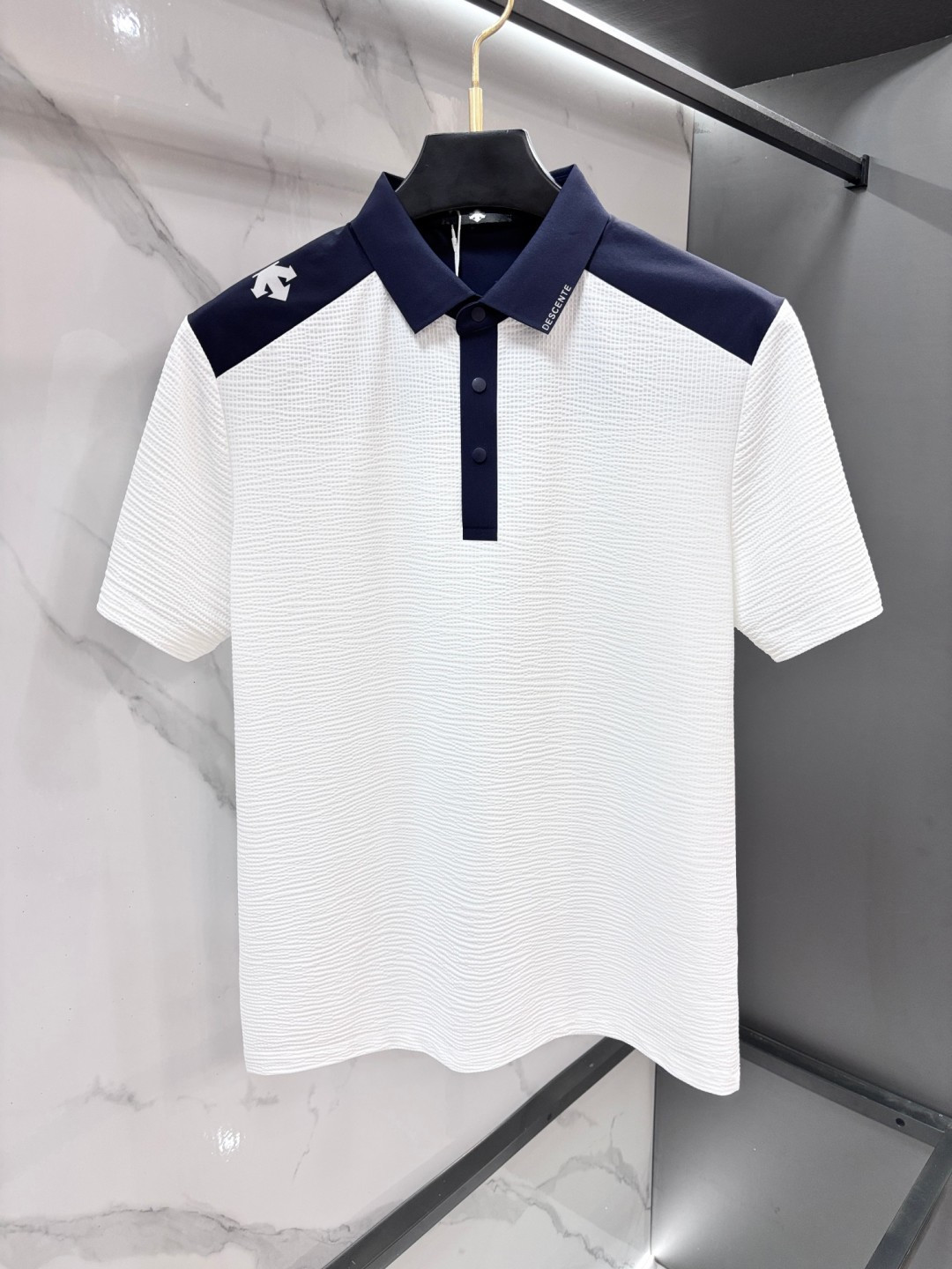 NO:860218,Descente 2026ss new summer product, men's no-iron anti-quick-drying business short-sleeved POLO shirt, rarely available through trading company channels, ahead of GW sales!  Summer show item, unique texture!  The fabric is silky and shiny, no-iron, anti-wrinkle and full of drape. No matter how you ravage it, it will remain as smooth as ever!  The fabric is made from custom-made imported polyester fiber fabrics. The fabric is wrinkle-resistant, lightweight and easy to care for. It feels light, silky and delicate. It has excellent breathability, moisture absorption and quick-drying properties. The upper body has a cooling effect. It is definitely the best choice for your summer wardrobe. If you get the actual product, you will definitely have an endless desire to repurchase!  The exquisite and smooth hemming and routing technology can withstand the harsh scrutiny and severe test of the masses. The first-class tailoring with basic fit makes the upper body three-dimensional and tall, handsome and charming!  ……………………………………………………………… SizeM-XXXXl,,T-shirt,19860909迪桑特 2026ss夏季新品,男士免烫抗速干商务短袖POLO衫,贸易公司渠道稀出,领先GW发售！夏季秀款单品,独特纹理！面料丝滑冰感有光泽,免烫抗皱垂感十足,不论你如何蹂躏都会顺滑如初！ 面料精选客供定制进口聚酯纤维面料制成,面料抗皱轻盈好打理,手感轻薄丝滑细腻,拥有着极佳的透气吸湿速干性能,上身自带降温功效,绝对是夏日衣橱中不二之选,实物到手绝对会让你有无限回购的渴望！精湛平顺的包边走线工艺,经得起群众苛刻的目光审视及严峻考验,基础合体的一流版型裁剪,上身立体挺拔,帅气迷人！…………………………………………………… SizeM-XXXXl,,T-shirt,,Men's clothing